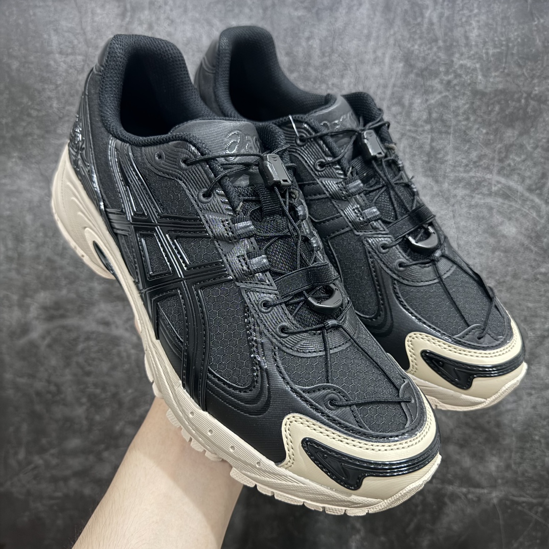 【lw纯原版】ASICS Gel-Kahana TR V4 亚瑟士机能户外风系列低帮轻量缓震休闲运动跑步鞋n身处城市的喧嚣，内心想象却永不停歇，Z世代处于现实的繁忙中始终想象着生活的另一种可能和对未知的展望。想象并非背离现实，而是对自我最真实的期待。为鼓励新世代青年唤起对自我的正向的想象，并展开积极的行动，ASICS亚瑟士于2024释出全新主题——唤想自定义。率先推出鞋款GEL-KAHANA TR V4，将出色的城市潮流与户外机能融为一体，实现无界想象与唤回真实自我的完美连结。于城市绽放姿态，唤想自定义。GEL-KAHANA TR V4融合了极具户外型格的设计细节。鞋款大底与中底采用了AHAR耐磨橡胶与GEL缓震胶技术，拥有良好的抓地力与舒适的穿着体验。鞋底所使用的一体化TPU稳定片，为更好地贴合GEL-KAHANA TR V4而全新开模再造，能有效防止脚部过度扭转与侧翻，在提供优秀稳定性的同时，进一步增强了鞋款的机能设计美学。快速系带系统在方便穿戴的同时，为户外运动提供了更优的防护。 GEL-KAHANA TR V4为日常穿着提供稳定、舒适的支撑，鼓励每个人在城市空间中的大胆探索，追寻无拘束的旷野之梦。 尺码：36 37 37.5 38 39 39.5 40.5 41.5 42 42.5 43.5 44 44.5 45 46 编码：X10260280-鞋库