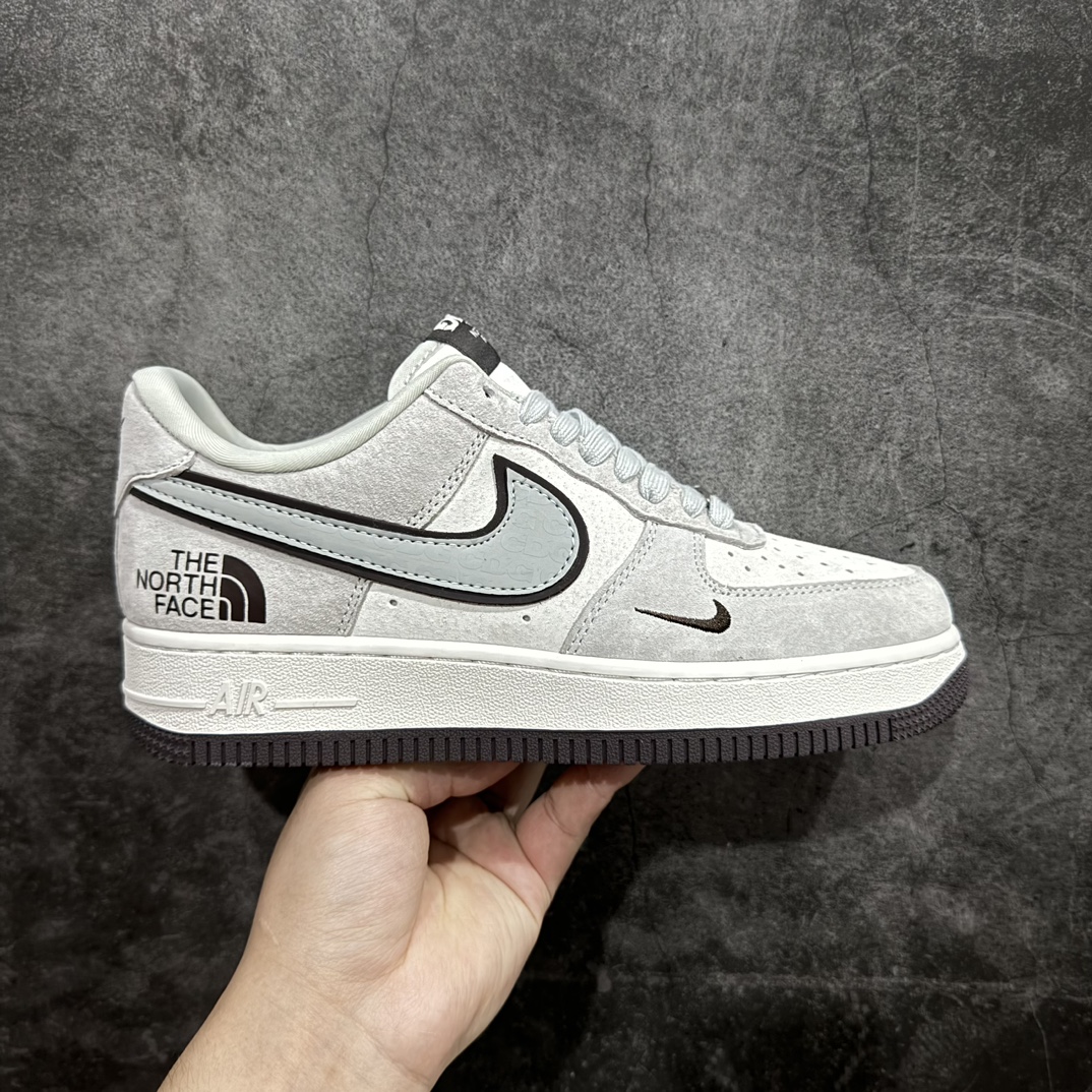 【公司级】Nike Air Force 1 \’07 Low “北面CDG联名——米灰猪八”北面The North Face、川久保玲COMME des GARCONS、耐克Nike Dunk Low三方联名 空军一号 低帮运动休闲鞋折边针车 工艺难度大 原楦头原纸板 原装鞋盒 定制五金配件 内置全掌气垫 原厂鞋底 美国著名户外品牌与日本东京设计师川久保玲CDG联合打造街头滑板鞋，有北面雪山简约的风格，还有CDG日系的元素，可谓中西结合。整双鞋子采用头层猪八革，耐克✓上印压反光CDG的LOGO,鞋底中部加入了脚感柔软舒适ZoomAir气垫，有效吸收滑雪等极限运动在落地时带来的冲击力，为街头运动者们提供更好的保护(附带北面LOGO纪念挂饰一枚)货号:HD1968-015Size:36 36.5 37.5 38 38.5 39 40 40.5 41 42 42.5 43 44 44.5 45 编码：HXS250260-鞋库