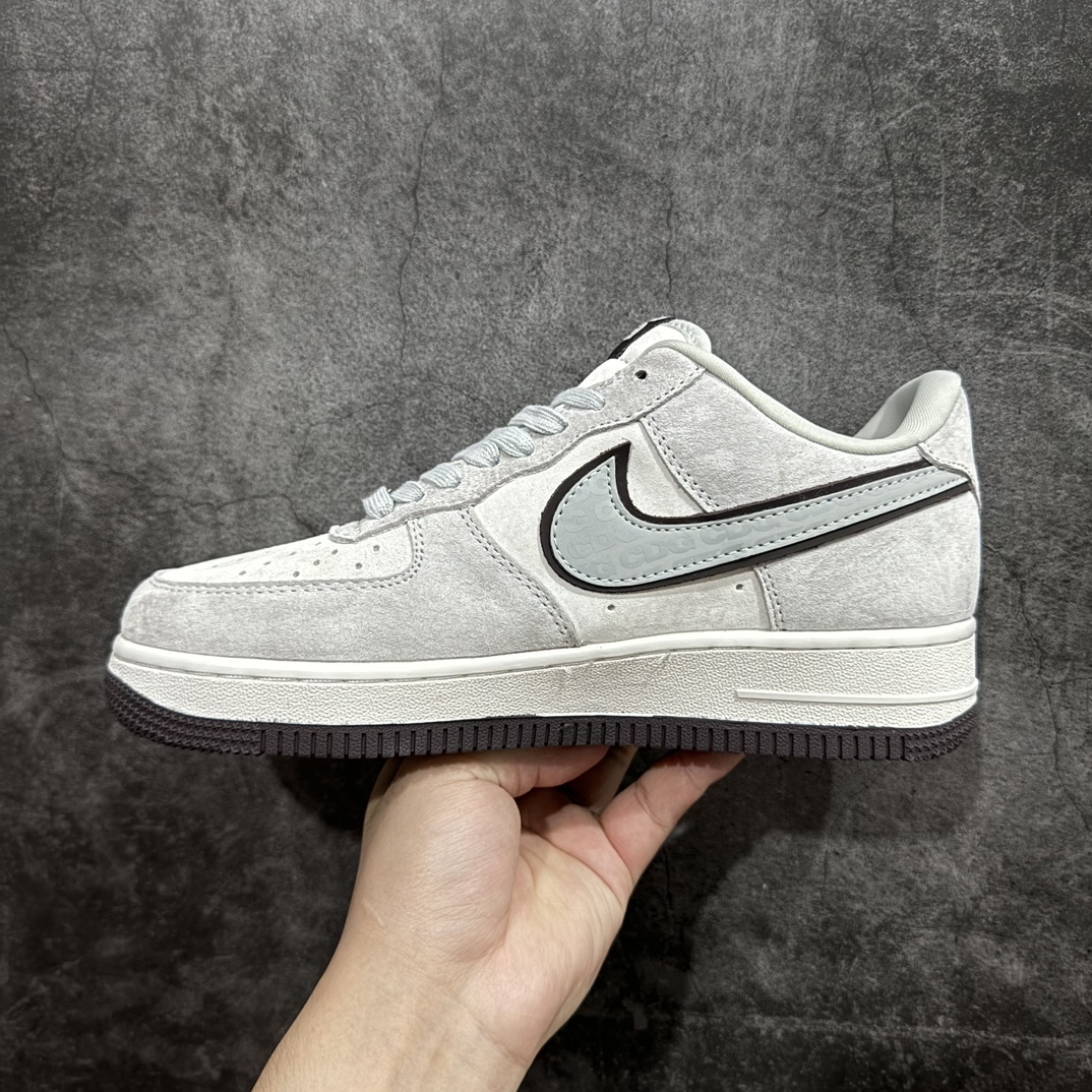 图片[2]-【公司级】Nike Air Force 1 \’07 Low “北面CDG联名——米灰猪八”北面The North Face、川久保玲COMME des GARCONS、耐克Nike Dunk Low三方联名 空军一号 低帮运动休闲鞋折边针车 工艺难度大 原楦头原纸板 原装鞋盒 定制五金配件 内置全掌气垫 原厂鞋底 美国著名户外品牌与日本东京设计师川久保玲CDG联合打造街头滑板鞋，有北面雪山简约的风格，还有CDG日系的元素，可谓中西结合。整双鞋子采用头层猪八革，耐克✓上印压反光CDG的LOGO,鞋底中部加入了脚感柔软舒适ZoomAir气垫，有效吸收滑雪等极限运动在落地时带来的冲击力，为街头运动者们提供更好的保护(附带北面LOGO纪念挂饰一枚)货号:HD1968-015Size:36 36.5 37.5 38 38.5 39 40 40.5 41 42 42.5 43 44 44.5 45 编码：HXS250260-鞋库