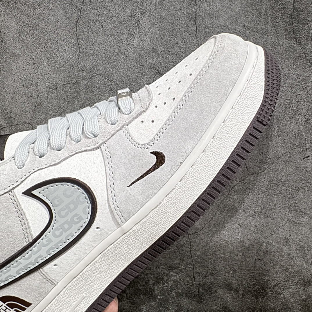 图片[6]-【公司级】Nike Air Force 1 \’07 Low “北面CDG联名——米灰猪八”北面The North Face、川久保玲COMME des GARCONS、耐克Nike Dunk Low三方联名 空军一号 低帮运动休闲鞋折边针车 工艺难度大 原楦头原纸板 原装鞋盒 定制五金配件 内置全掌气垫 原厂鞋底 美国著名户外品牌与日本东京设计师川久保玲CDG联合打造街头滑板鞋，有北面雪山简约的风格，还有CDG日系的元素，可谓中西结合。整双鞋子采用头层猪八革，耐克✓上印压反光CDG的LOGO,鞋底中部加入了脚感柔软舒适ZoomAir气垫，有效吸收滑雪等极限运动在落地时带来的冲击力，为街头运动者们提供更好的保护(附带北面LOGO纪念挂饰一枚)货号:HD1968-015Size:36 36.5 37.5 38 38.5 39 40 40.5 41 42 42.5 43 44 44.5 45 编码：HXS250260-鞋库