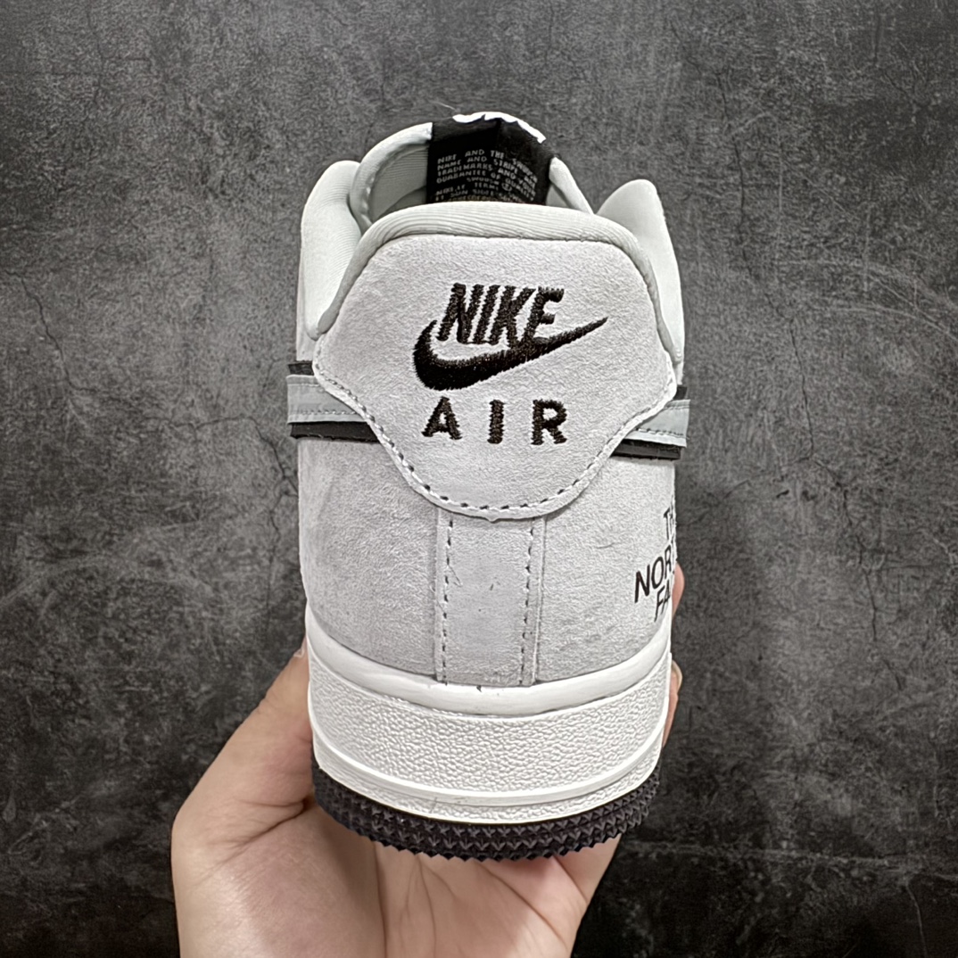 图片[4]-【公司级】Nike Air Force 1 \’07 Low “北面CDG联名——米灰猪八”北面The North Face、川久保玲COMME des GARCONS、耐克Nike Dunk Low三方联名 空军一号 低帮运动休闲鞋折边针车 工艺难度大 原楦头原纸板 原装鞋盒 定制五金配件 内置全掌气垫 原厂鞋底 美国著名户外品牌与日本东京设计师川久保玲CDG联合打造街头滑板鞋，有北面雪山简约的风格，还有CDG日系的元素，可谓中西结合。整双鞋子采用头层猪八革，耐克✓上印压反光CDG的LOGO,鞋底中部加入了脚感柔软舒适ZoomAir气垫，有效吸收滑雪等极限运动在落地时带来的冲击力，为街头运动者们提供更好的保护(附带北面LOGO纪念挂饰一枚)货号:HD1968-015Size:36 36.5 37.5 38 38.5 39 40 40.5 41 42 42.5 43 44 44.5 45 编码：HXS250260-鞋库