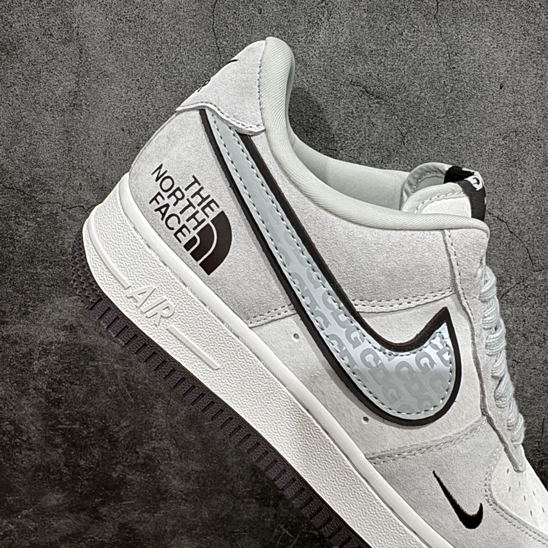 图片[7]-【公司级】Nike Air Force 1 \’07 Low “北面CDG联名——米灰猪八”北面The North Face、川久保玲COMME des GARCONS、耐克Nike Dunk Low三方联名 空军一号 低帮运动休闲鞋折边针车 工艺难度大 原楦头原纸板 原装鞋盒 定制五金配件 内置全掌气垫 原厂鞋底 美国著名户外品牌与日本东京设计师川久保玲CDG联合打造街头滑板鞋，有北面雪山简约的风格，还有CDG日系的元素，可谓中西结合。整双鞋子采用头层猪八革，耐克✓上印压反光CDG的LOGO,鞋底中部加入了脚感柔软舒适ZoomAir气垫，有效吸收滑雪等极限运动在落地时带来的冲击力，为街头运动者们提供更好的保护(附带北面LOGO纪念挂饰一枚)货号:HD1968-015Size:36 36.5 37.5 38 38.5 39 40 40.5 41 42 42.5 43 44 44.5 45 编码：HXS250260-鞋库