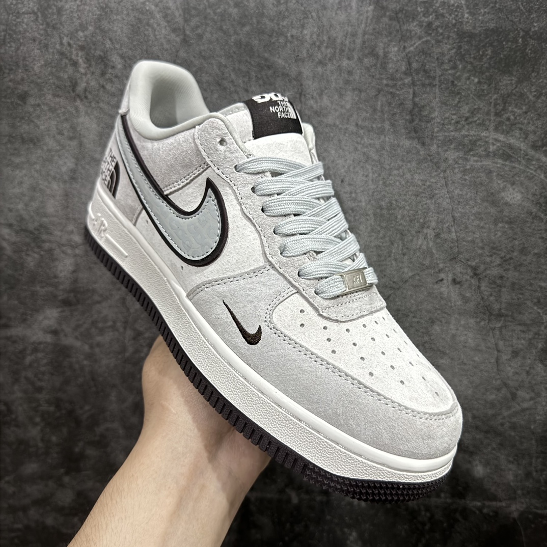 图片[3]-【公司级】Nike Air Force 1 \’07 Low “北面CDG联名——米灰猪八”北面The North Face、川久保玲COMME des GARCONS、耐克Nike Dunk Low三方联名 空军一号 低帮运动休闲鞋折边针车 工艺难度大 原楦头原纸板 原装鞋盒 定制五金配件 内置全掌气垫 原厂鞋底 美国著名户外品牌与日本东京设计师川久保玲CDG联合打造街头滑板鞋，有北面雪山简约的风格，还有CDG日系的元素，可谓中西结合。整双鞋子采用头层猪八革，耐克✓上印压反光CDG的LOGO,鞋底中部加入了脚感柔软舒适ZoomAir气垫，有效吸收滑雪等极限运动在落地时带来的冲击力，为街头运动者们提供更好的保护(附带北面LOGO纪念挂饰一枚)货号:HD1968-015Size:36 36.5 37.5 38 38.5 39 40 40.5 41 42 42.5 43 44 44.5 45 编码：HXS250260-鞋库