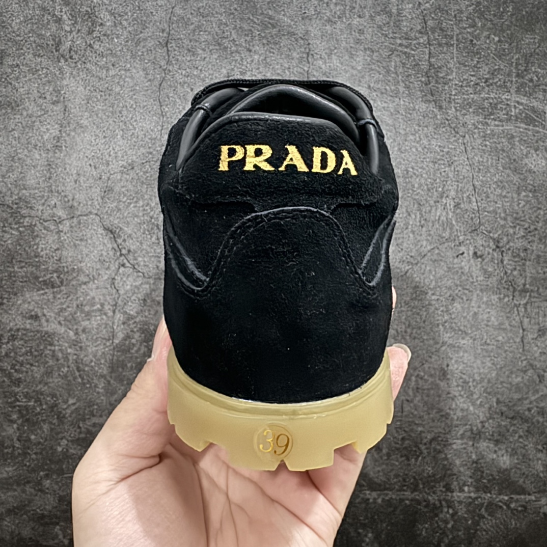 图片[4]-【广东纯原版本】 情侣款 PRADA 普拉达2024ss 秋冬新款德训鞋 休闲鞋官网1.1复制n这款牛筋底上脚非常舒适，今年非常火爆，n面料：鞋面进口麂皮 羊皮内里/原版tpu橡胶大底n码数：35 36 37 38 39 40 41 42 43 44 45 编码：HH380400-鞋库