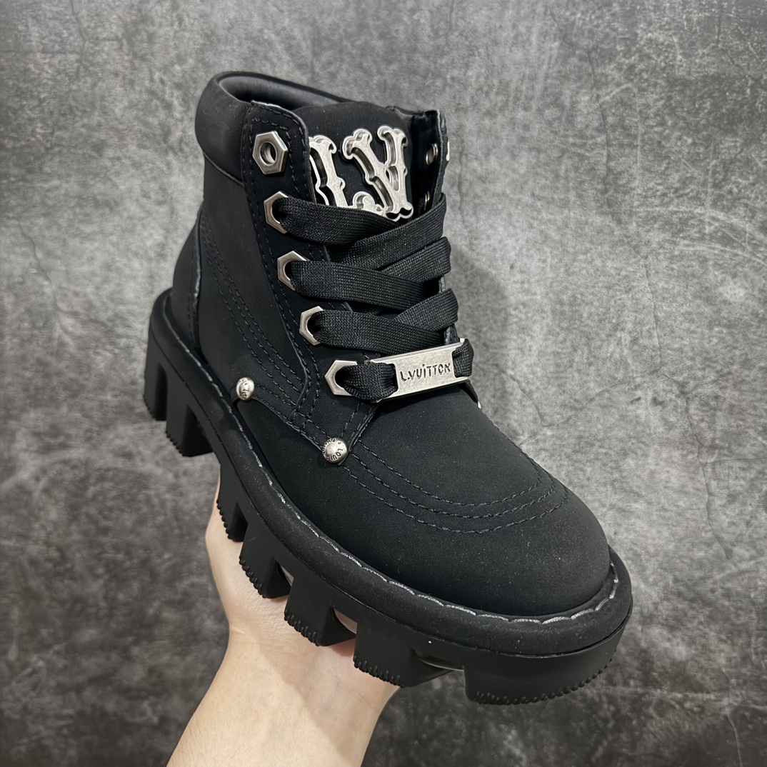 图片[3]-【广东纯原版本】嘉尔同款纯原 中山大厂出品Louis Vuitton x Timberland#王炸联名 Pharrell Williams充分发挥了作为Louis Vuitton创意总监的角色，与户外品牌Timberland展开合作。作为双方合作的开篇之作，这款鞋重新定义了 Timberland 6英寸大黄靴的经典设计 添柏岚/天伯伦 6英寸满印老花大黄靴，致敬1996年Grandmaster Flash经典黄靴造型n原厂五金开模鞋带扣 顶级工艺全新升级中山大厂代工 原单进口皮料独立私模大底，正确logo，非市面错误版本n原装一致全头层磨砂皮领口 全牛内里全新原厂包装鞋盒 市场独家供应 尺码：35-45 编码：TL470490-鞋库