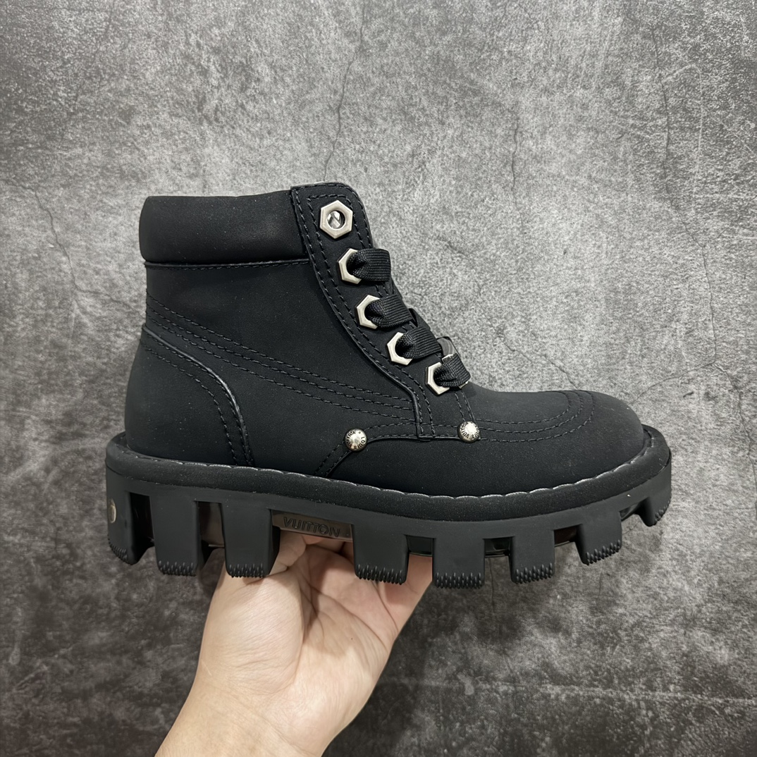 【广东纯原版本】嘉尔同款纯原 中山大厂出品Louis Vuitton x Timberland#王炸联名 Pharrell Williams充分发挥了作为Louis Vuitton创意总监的角色，与户外品牌Timberland展开合作。作为双方合作的开篇之作，这款鞋重新定义了 Timberland 6英寸大黄靴的经典设计 添柏岚/天伯伦 6英寸满印老花大黄靴，致敬1996年Grandmaster Flash经典黄靴造型n原厂五金开模鞋带扣 顶级工艺全新升级中山大厂代工 原单进口皮料独立私模大底，正确logo，非市面错误版本n原装一致全头层磨砂皮领口 全牛内里全新原厂包装鞋盒 市场独家供应 尺码：35-45 编码：TL470490-鞋库