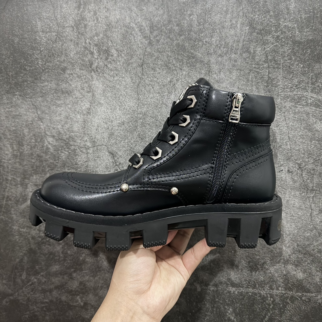 图片[2]-【广东纯原版本】嘉尔同款纯原 中山大厂出品Louis Vuitton x Timberland#王炸联名 Pharrell Williams充分发挥了作为Louis Vuitton创意总监的角色，与户外品牌Timberland展开合作。作为双方合作的开篇之作，这款鞋重新定义了 Timberland 6英寸大黄靴的经典设计 添柏岚/天伯伦 6英寸满印老花大黄靴，致敬1996年Grandmaster Flash经典黄靴造型n原厂五金开模鞋带扣 顶级工艺全新升级中山大厂代工 原单进口皮料独立私模大底，正确logo，非市面错误版本n原装一致全头层磨砂皮领口 全牛内里全新原厂包装鞋盒 市场独家供应 尺码：35-45 编码：TL470490-鞋库