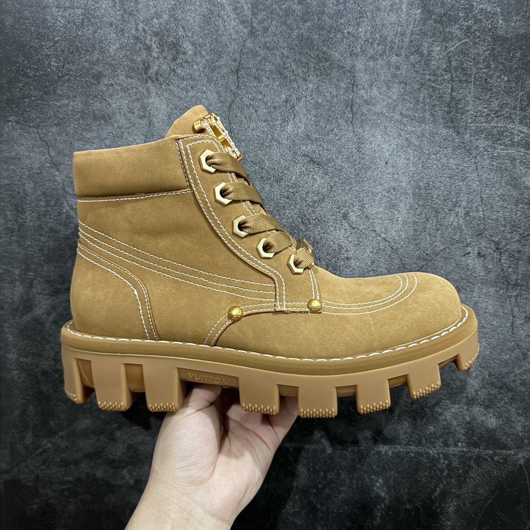 【广东纯原版本】嘉尔同款纯原 中山大厂出品Louis Vuitton x Timberland#王炸联名 Pharrell Williams充分发挥了作为Louis Vuitton创意总监的角色，与户外品牌Timberland展开合作。作为双方合作的开篇之作，这款鞋重新定义了 Timberland 6英寸大黄靴的经典设计 添柏岚/天伯伦 6英寸满印老花大黄靴，致敬1996年Grandmaster Flash经典黄靴造型n原厂五金开模鞋带扣 顶级工艺全新升级中山大厂代工 原单进口皮料独立私模大底，正确logo，非市面错误版本n原装一致全头层磨砂皮领口 全牛内里全新原厂包装鞋盒 市场独家供应 尺码：35-45 编码：TL470490-鞋库