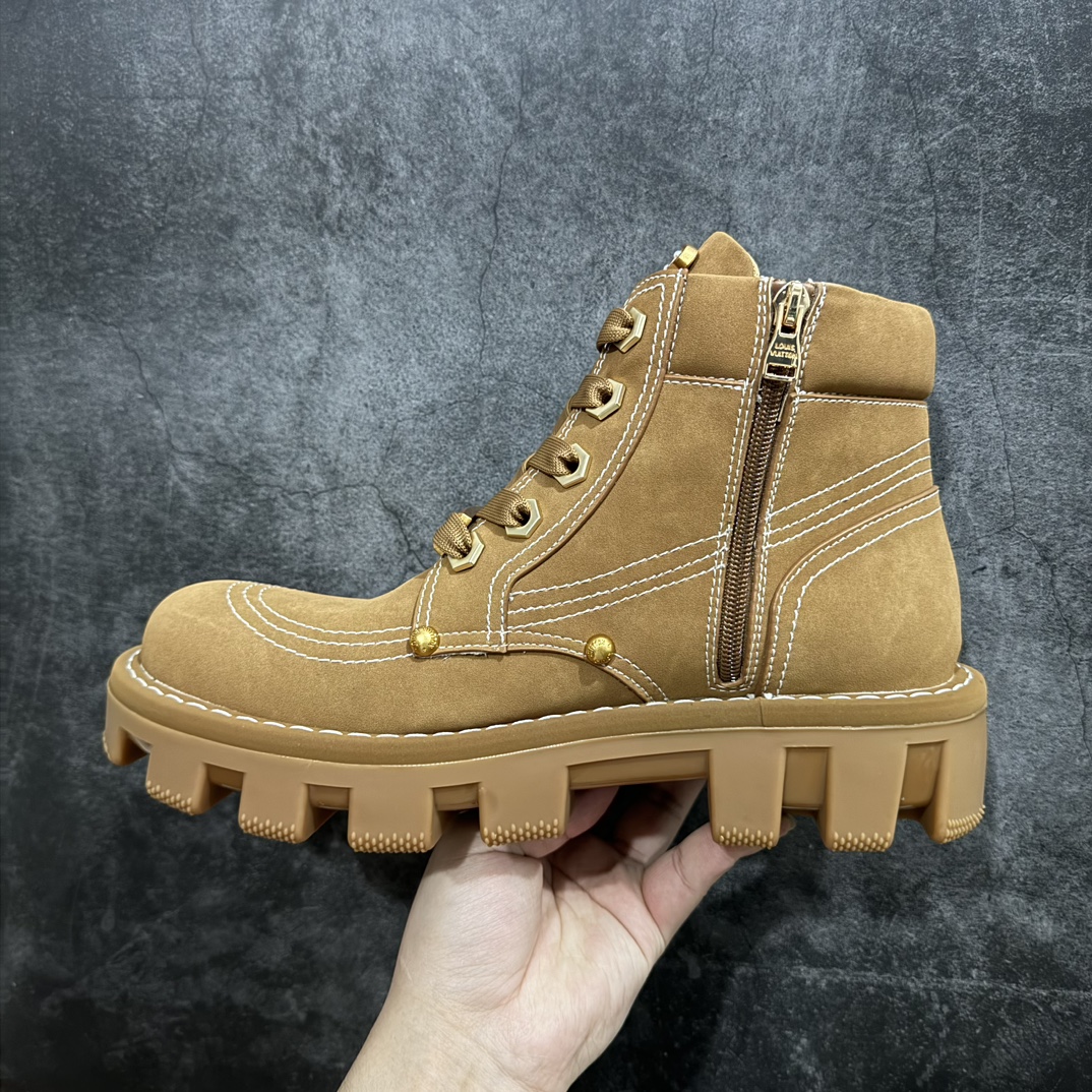 图片[2]-【广东纯原版本】嘉尔同款纯原 中山大厂出品Louis Vuitton x Timberland#王炸联名 Pharrell Williams充分发挥了作为Louis Vuitton创意总监的角色，与户外品牌Timberland展开合作。作为双方合作的开篇之作，这款鞋重新定义了 Timberland 6英寸大黄靴的经典设计 添柏岚/天伯伦 6英寸满印老花大黄靴，致敬1996年Grandmaster Flash经典黄靴造型n原厂五金开模鞋带扣 顶级工艺全新升级中山大厂代工 原单进口皮料独立私模大底，正确logo，非市面错误版本n原装一致全头层磨砂皮领口 全牛内里全新原厂包装鞋盒 市场独家供应 尺码：35-45 编码：TL470490-鞋库