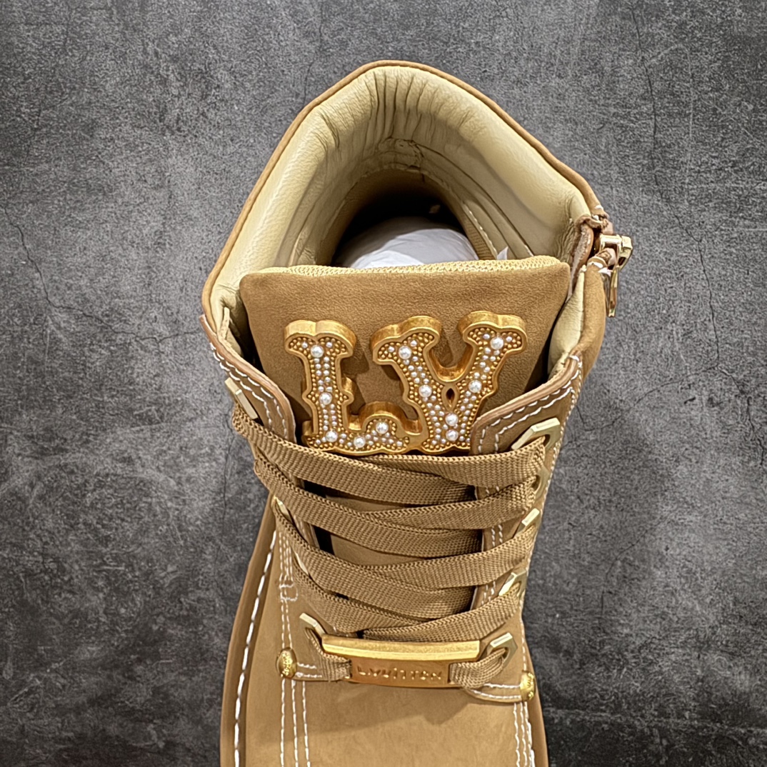 图片[8]-【广东纯原版本】嘉尔同款纯原 中山大厂出品Louis Vuitton x Timberland#王炸联名 Pharrell Williams充分发挥了作为Louis Vuitton创意总监的角色，与户外品牌Timberland展开合作。作为双方合作的开篇之作，这款鞋重新定义了 Timberland 6英寸大黄靴的经典设计 添柏岚/天伯伦 6英寸满印老花大黄靴，致敬1996年Grandmaster Flash经典黄靴造型n原厂五金开模鞋带扣 顶级工艺全新升级中山大厂代工 原单进口皮料独立私模大底，正确logo，非市面错误版本n原装一致全头层磨砂皮领口 全牛内里全新原厂包装鞋盒 市场独家供应 尺码：35-45 编码：TL470490-鞋库