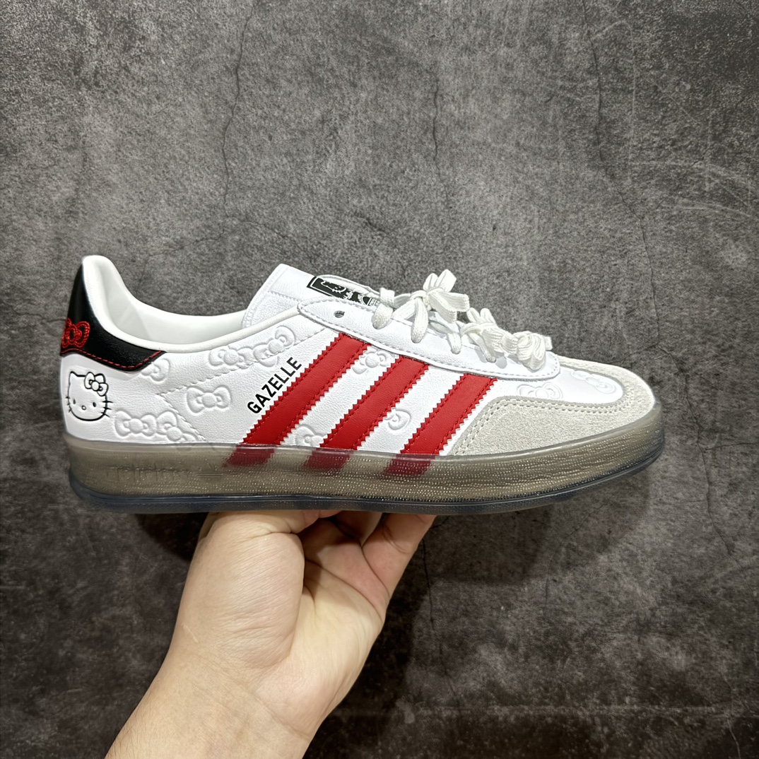 【纯原神版】凯蒂猫Hello Kitty x Adidas Gazelle Indoor Trainers\”Hello Kitty And Friends\”羚羊内训系列低帮复古百搭休闲运动德训风板鞋“联名白红黑凯蒂猫蝴蝶结印面”II0013nn男女鞋半码制n原楦开发版型采粒面移膜牛剖革组合用翻毛皮饰片鞋面材质n内环保海玻璃鞋垫 外置RB橡胶大底n 尺码：35 36 36⅔ 37⅓ 38 38⅔ 39⅓ 40 编码：DZ220250-鞋库