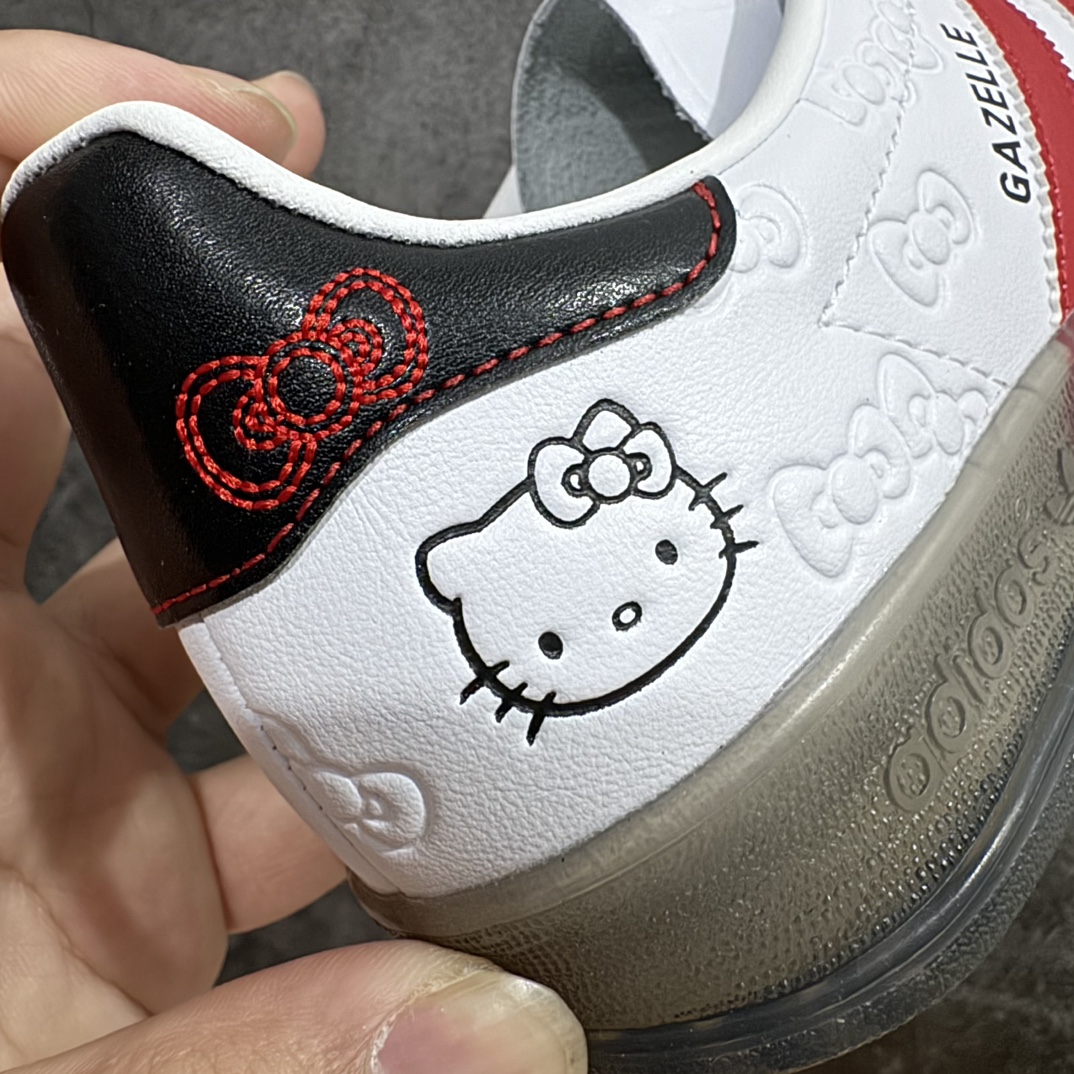 图片[2]-【纯原神版】凯蒂猫Hello Kitty x Adidas Gazelle Indoor Trainers\”Hello Kitty And Friends\”羚羊内训系列低帮复古百搭休闲运动德训风板鞋“联名白红黑凯蒂猫蝴蝶结印面”II0013nn男女鞋半码制n原楦开发版型采粒面移膜牛剖革组合用翻毛皮饰片鞋面材质n内环保海玻璃鞋垫 外置RB橡胶大底n 尺码：35 36 36⅔ 37⅓ 38 38⅔ 39⅓ 40 编码：DZ220250-鞋库