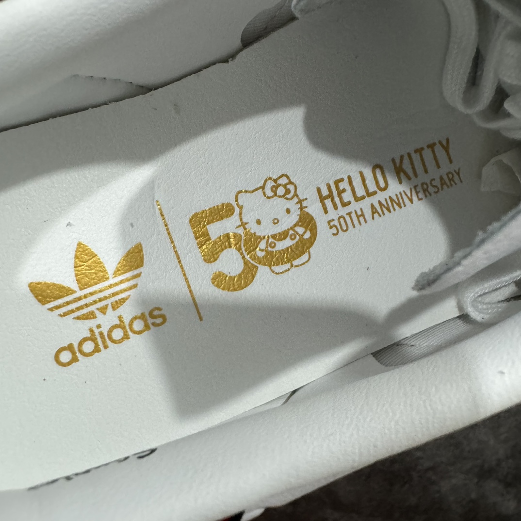 图片[7]-【纯原神版】凯蒂猫Hello Kitty x Adidas Gazelle Indoor Trainers\”Hello Kitty And Friends\”羚羊内训系列低帮复古百搭休闲运动德训风板鞋“联名白红黑凯蒂猫蝴蝶结印面”II0013nn男女鞋半码制n原楦开发版型采粒面移膜牛剖革组合用翻毛皮饰片鞋面材质n内环保海玻璃鞋垫 外置RB橡胶大底n 尺码：35 36 36⅔ 37⅓ 38 38⅔ 39⅓ 40 编码：DZ220250-鞋库