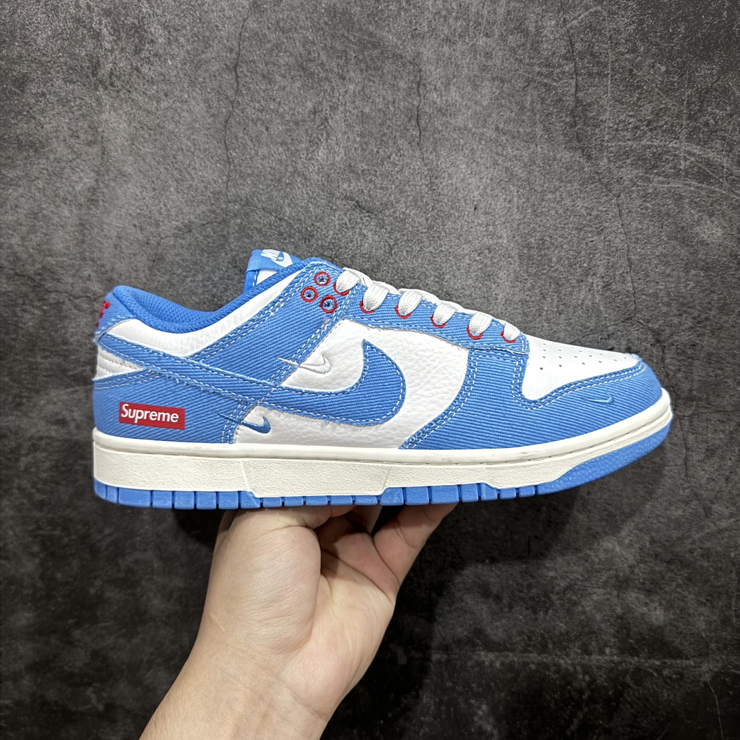 【定制版】Nike SB Dunk Low x Supreme 白天蓝牛仔三小钩n纯原大厂出品 极力推荐👏n原装头层材料 独家版型蒸餾加工n帶來的是更好的视觉和脚感体验n大厂纯原品质出货 清洁度 电绣工艺皮料切割干净无任何毛边 细节完美 官方货号：KK1888 015 尺码：36 36.5 37.5 38 38.5 39 40 40.5 41 42 42.5 43 44 44.5 45 编码：HXS320340-鞋库