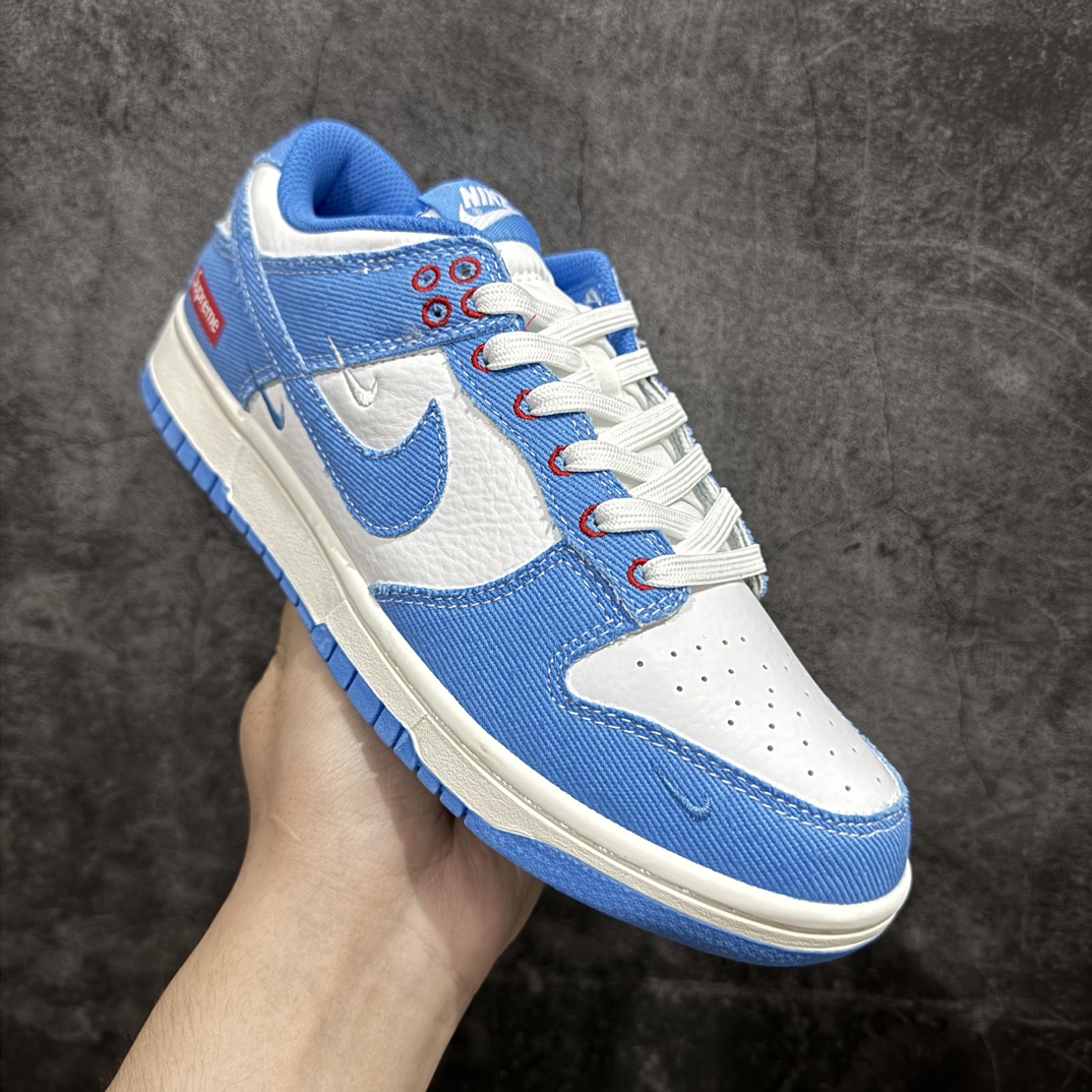 图片[3]-【定制版】Nike SB Dunk Low x Supreme 白天蓝牛仔三小钩n纯原大厂出品 极力推荐👏n原装头层材料 独家版型蒸餾加工n帶來的是更好的视觉和脚感体验n大厂纯原品质出货 清洁度 电绣工艺皮料切割干净无任何毛边 细节完美 官方货号：KK1888 015 尺码：36 36.5 37.5 38 38.5 39 40 40.5 41 42 42.5 43 44 44.5 45 编码：HXS320340-鞋库