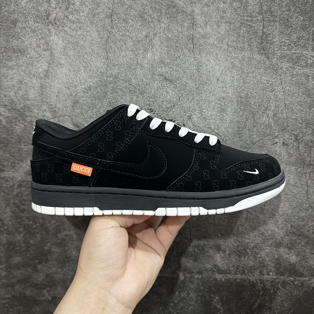 【定制版】Nike SB Dunk Low x GUCCI 纯黑暗纹n纯原大厂出品 极力推荐n原装头层材料 独家版型蒸餾加工n帶來的是更好的视觉和脚感体验n大厂纯原品质出货 清洁度 电绣工艺皮料切割干净无任何毛边 细节完美 官方货号：FC1688 140XK 尺码：36 36.5 37.5 38 38.5 39 40 40.5 41 42 42.5 43 44 44.5 45 编码：HXS320340-鞋库