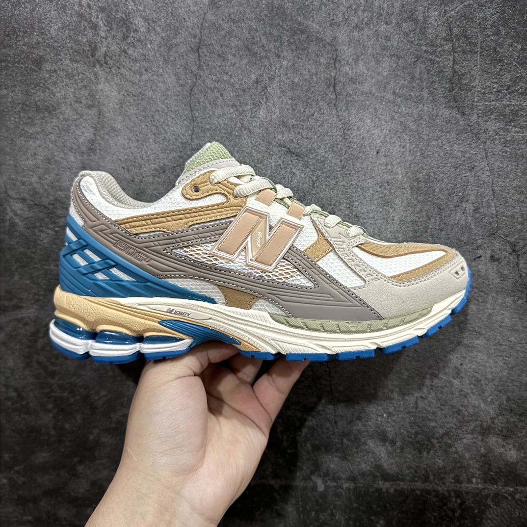 【纯原版】NB新百伦New Balance M1906R  M1906NCS 系列复古老爹风休闲运动慢跑鞋采用轻质牛剖革拼接透气网眼衬垫织物鞋面材质#T-Beam大底提供足步弓支撑，保持步态稳定#后跟搭载外露缓震胶 鞋身整体以各种深浅不一的灰色覆盖，鞋头以淡蓝色调装饰，网眼衬垫通过不规律的色块实现做旧的美感，泛黄的鞋底更是进一步增添了复古气息。 尺码：36 37 37.5 38 38.5 39.5 40 40.5 41.5 42 42.5 43 44 45 46.5 编码：JP260280-鞋库