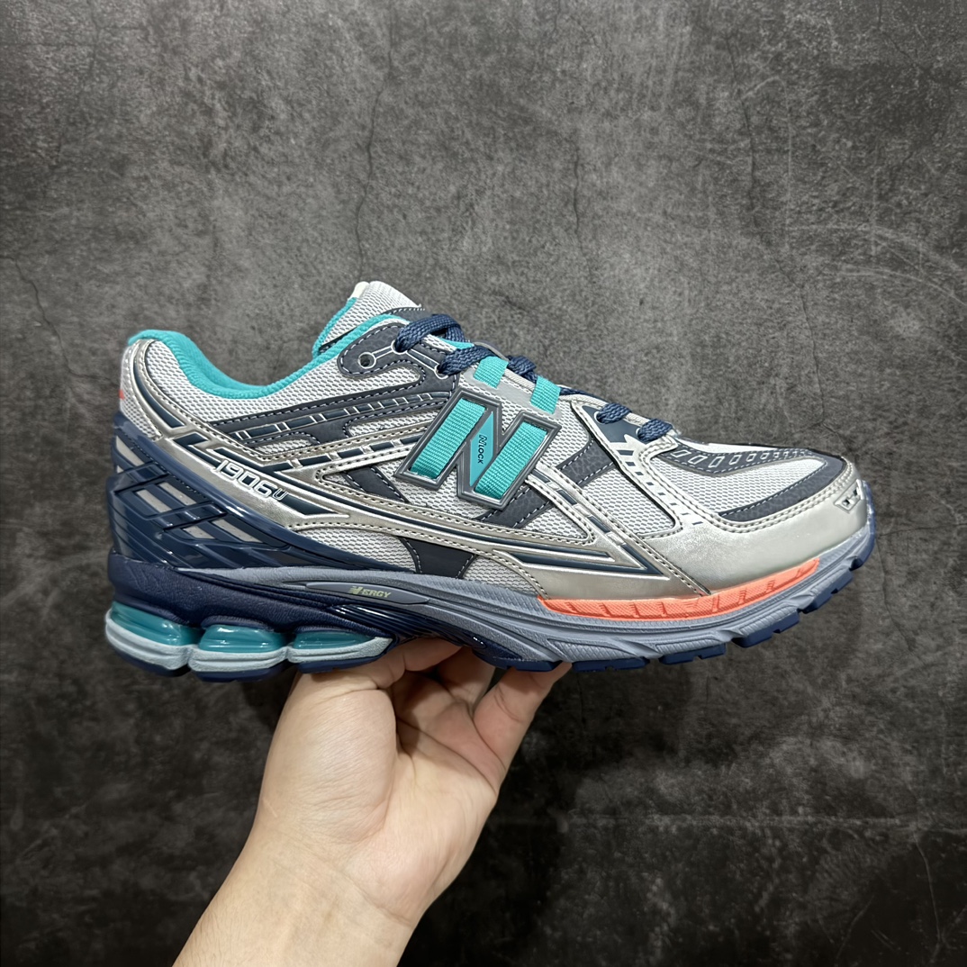 【纯原版】NB新百伦New Balance M1906R  M1906NK1 系列复古老爹风休闲运动慢跑鞋采用轻质牛剖革拼接透气网眼衬垫织物鞋面材质#T-Beam大底提供足步弓支撑，保持步态稳定#后跟搭载外露缓震胶 鞋身整体以各种深浅不一的灰色覆盖，鞋头以淡蓝色调装饰，网眼衬垫通过不规律的色块实现做旧的美感，泛黄的鞋底更是进一步增添了复古气息。 尺码：36 37 37.5 38 38.5 39.5 40 40.5 41.5 42 42.5 43 44 45 46.5 编码：JP260280-鞋库