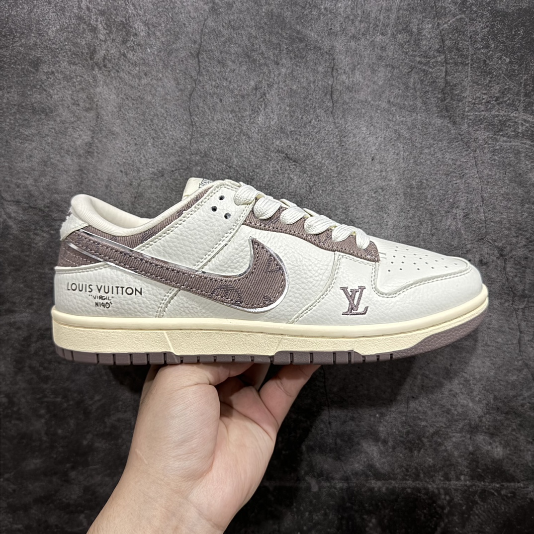 【定制版】Nike SB Dunk Low x Louis Vuitton 米棕n纯原大厂出品 极力推荐n原装头层材料 独家版型蒸餾加工n帶來的是更好的视觉和脚感体验n大厂纯原品质出货 清洁度 电绣工艺皮料切割干净无任何毛边 细节完美 官方货号：JH8310 957XK 尺码：36 36.5 37.5 38 38.5 39 40 40.5 41 42 42.5 43 44 44.5 45  编码：HXS320340-鞋库