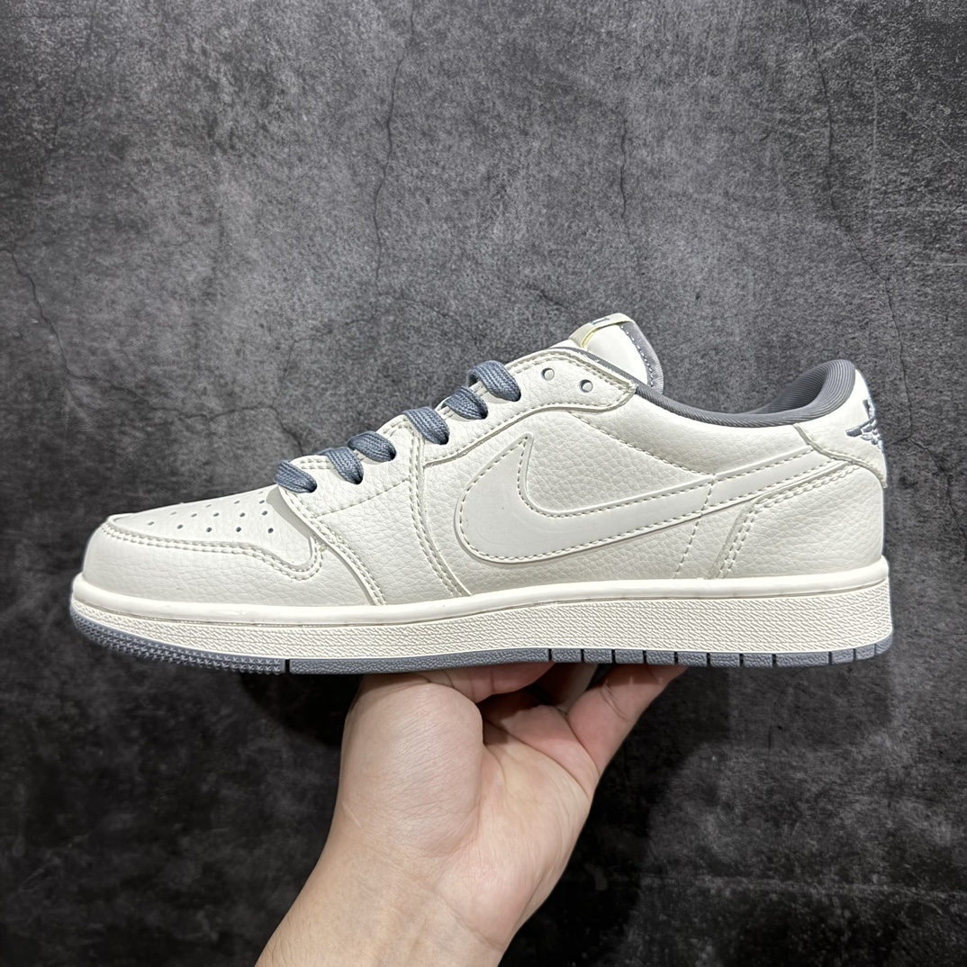 图片[2]-【定制版】Travis Scott x Nike Air Jordan 1 Low x GUCCI 白灰nAir Jordan 1 Low 反转白灰小钩倒钩 纯原版本n全鞋采用原装头层皮，用料扎实 精雕细琢n鞋型极致还原 飞翼3D打印改良 深度立体四线中底拉帮皮料选材 钢印 背胶一应俱全 全新批次 原装原模大底全鞋原厂定制皮料，手感细腻正确折边工艺 完美细节诠释 官方货号：DM6688 607 Size：36 36.5 37.5 38 38.5 39 40 40.5 41 42 42.5 43 44 44.5 45 编码：HXS320340-鞋库