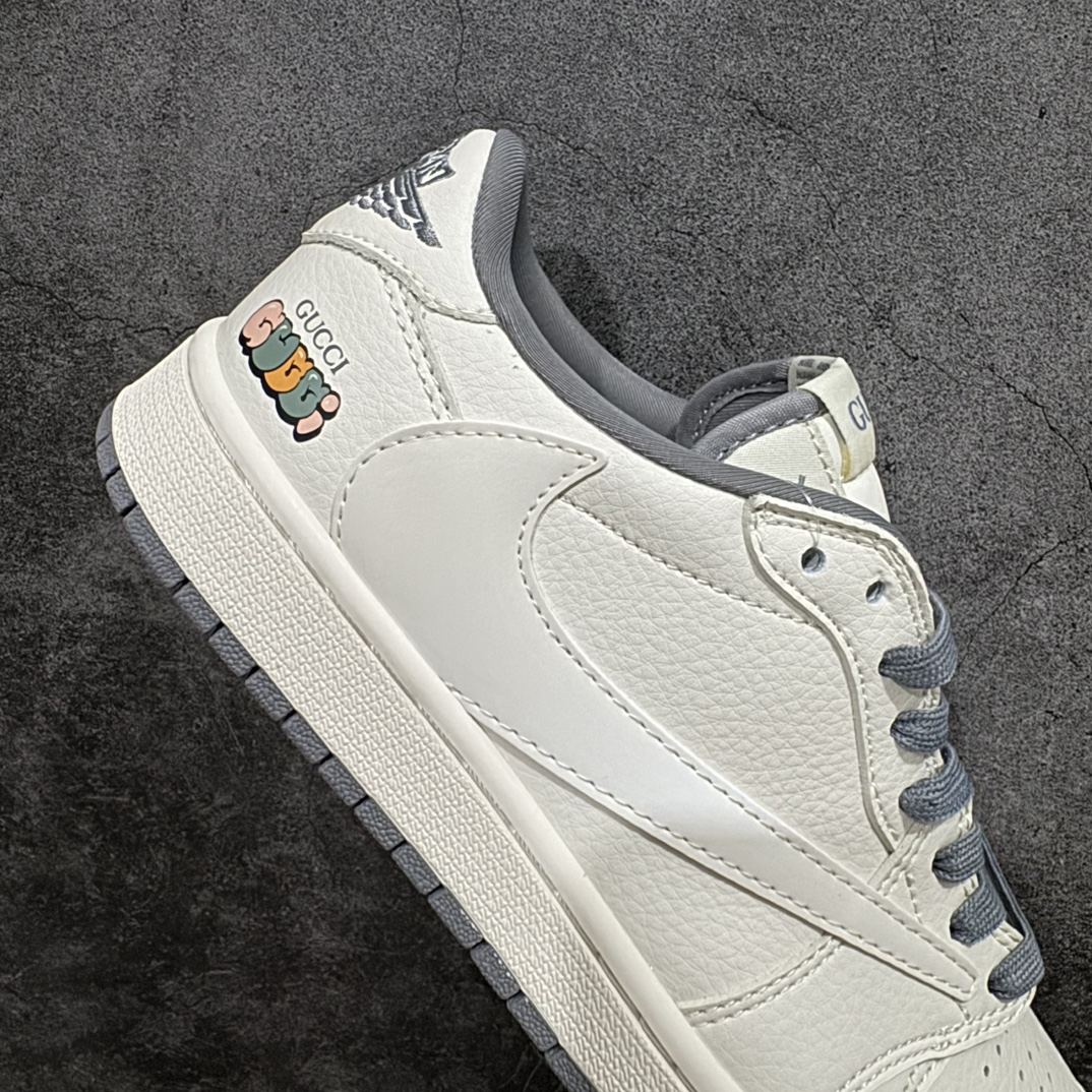 图片[7]-【定制版】Travis Scott x Nike Air Jordan 1 Low x GUCCI 白灰nAir Jordan 1 Low 反转白灰小钩倒钩 纯原版本n全鞋采用原装头层皮，用料扎实 精雕细琢n鞋型极致还原 飞翼3D打印改良 深度立体四线中底拉帮皮料选材 钢印 背胶一应俱全 全新批次 原装原模大底全鞋原厂定制皮料，手感细腻正确折边工艺 完美细节诠释 官方货号：DM6688 607 Size：36 36.5 37.5 38 38.5 39 40 40.5 41 42 42.5 43 44 44.5 45 编码：HXS320340-鞋库