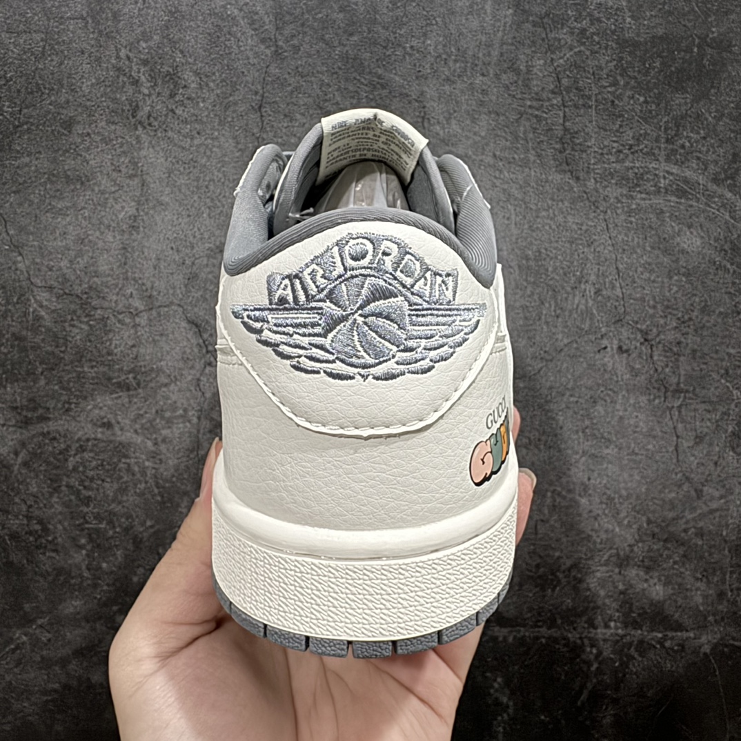 图片[4]-【定制版】Travis Scott x Nike Air Jordan 1 Low x GUCCI 白灰nAir Jordan 1 Low 反转白灰小钩倒钩 纯原版本n全鞋采用原装头层皮，用料扎实 精雕细琢n鞋型极致还原 飞翼3D打印改良 深度立体四线中底拉帮皮料选材 钢印 背胶一应俱全 全新批次 原装原模大底全鞋原厂定制皮料，手感细腻正确折边工艺 完美细节诠释 官方货号：DM6688 607 Size：36 36.5 37.5 38 38.5 39 40 40.5 41 42 42.5 43 44 44.5 45 编码：HXS320340-鞋库