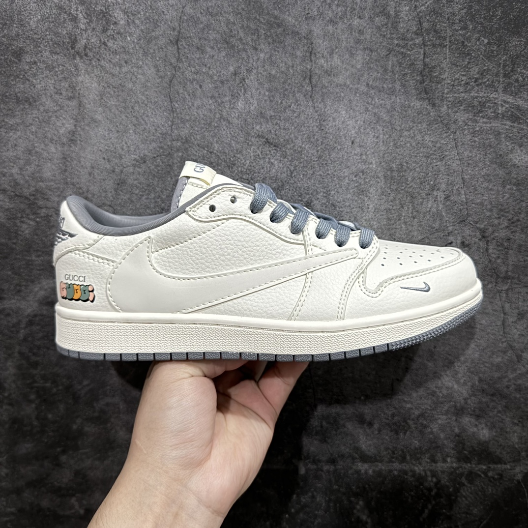 【定制版】Travis Scott x Nike Air Jordan 1 Low x GUCCI 白灰nAir Jordan 1 Low 反转白灰小钩倒钩 纯原版本n全鞋采用原装头层皮，用料扎实 精雕细琢n鞋型极致还原 飞翼3D打印改良 深度立体四线中底拉帮皮料选材 钢印 背胶一应俱全 全新批次 原装原模大底全鞋原厂定制皮料，手感细腻正确折边工艺 完美细节诠释 官方货号：DM6688 607 Size：36 36.5 37.5 38 38.5 39 40 40.5 41 42 42.5 43 44 44.5 45 编码：HXS320340-鞋库