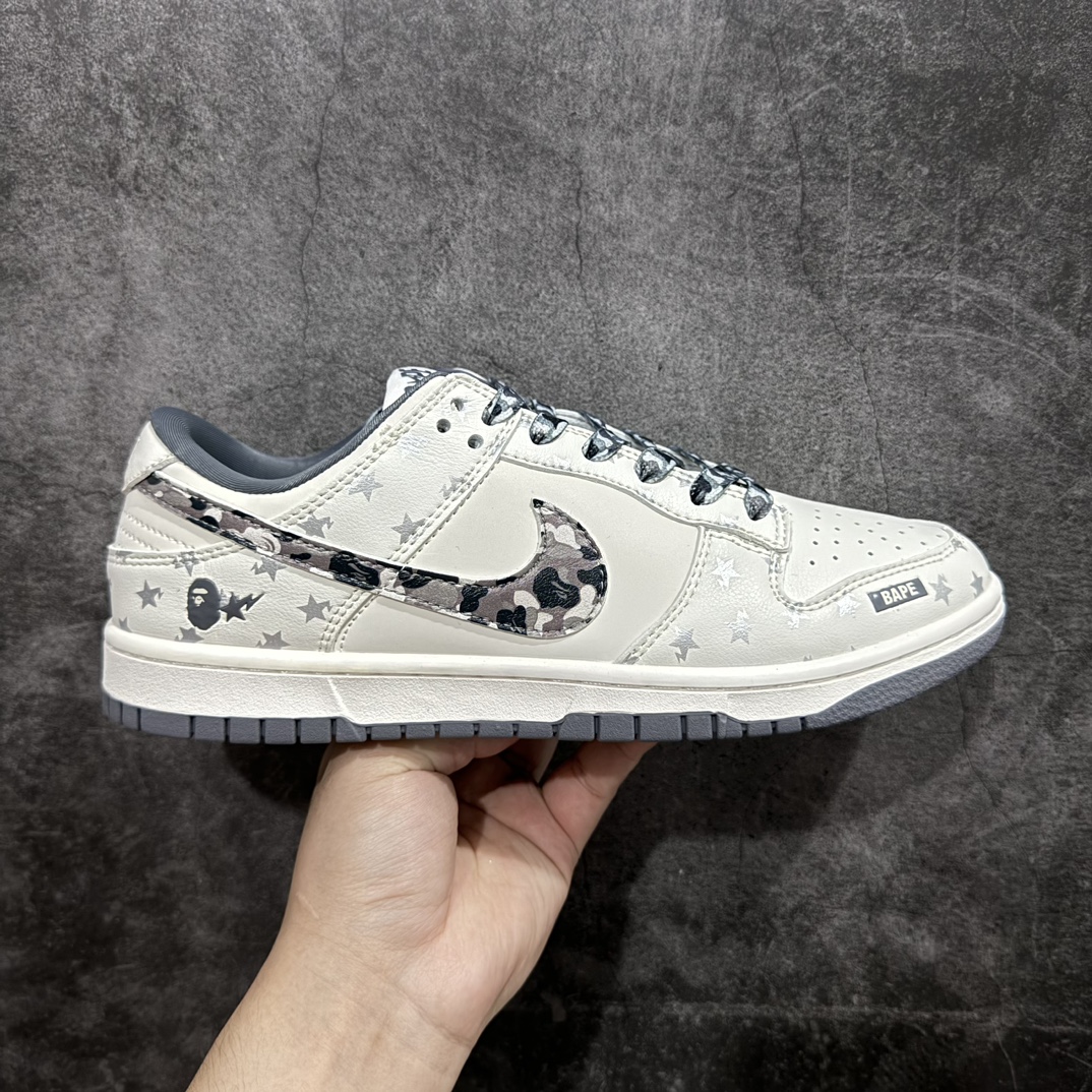 【定制版】Nike SB Dunk Low x BAPE 白灰黑迷彩钩n纯原大厂出品 极力推荐n原装头层材料 独家版型蒸餾加工n帶來的是更好的视觉和脚感体验n大厂纯原品质出货 清洁度 电绣工艺皮料切割干净无任何毛边 细节完美 官方货号：DQ1098 351 尺码：36 36.5 37.5 38 38.5 39 40 40.5 41 42 42.5 43 44 44.5 45  编码：HXS260280-鞋库