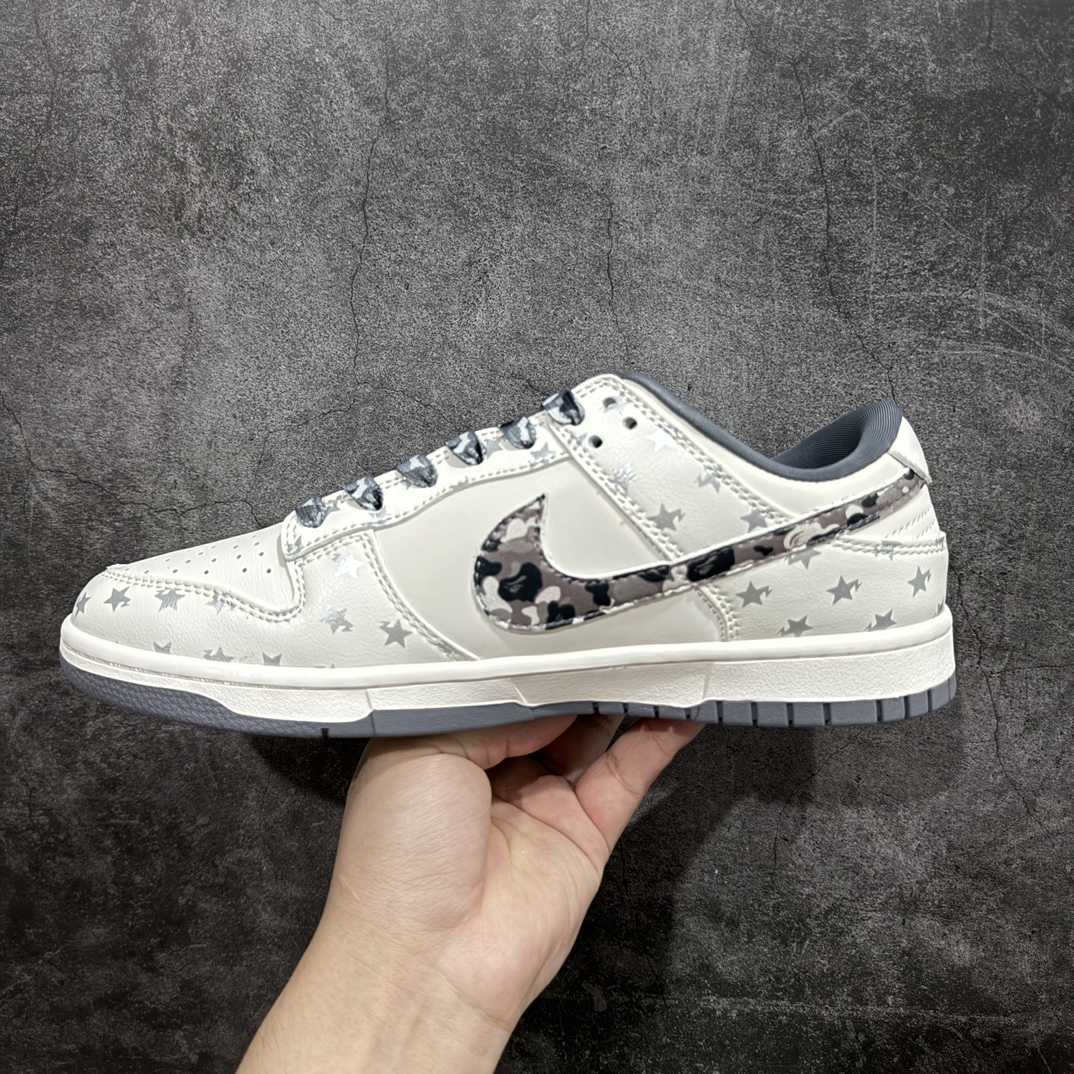 图片[2]-【定制版】Nike SB Dunk Low x BAPE 白灰黑迷彩钩n纯原大厂出品 极力推荐n原装头层材料 独家版型蒸餾加工n帶來的是更好的视觉和脚感体验n大厂纯原品质出货 清洁度 电绣工艺皮料切割干净无任何毛边 细节完美 官方货号：DQ1098 351 尺码：36 36.5 37.5 38 38.5 39 40 40.5 41 42 42.5 43 44 44.5 45  编码：HXS260280-鞋库