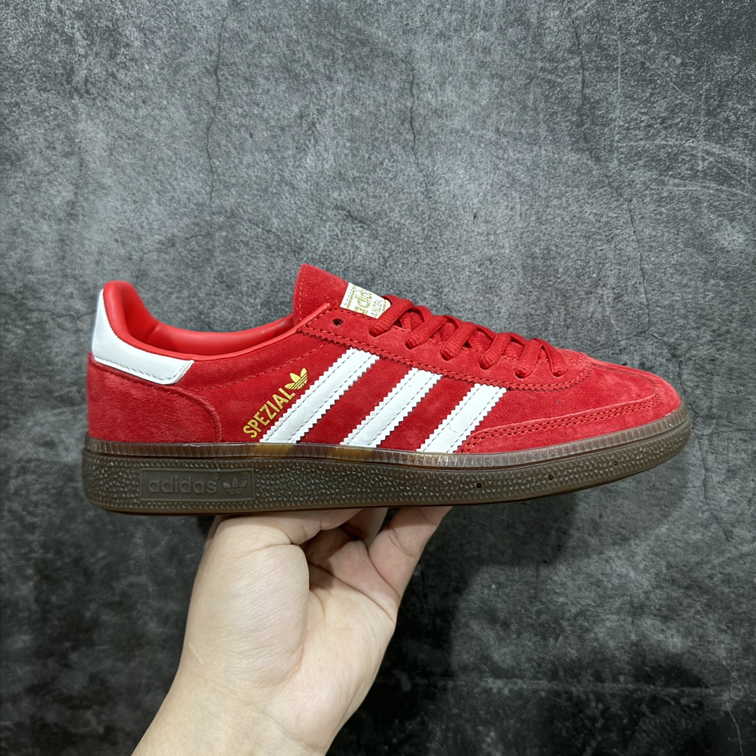 【Top纯原版】Adidas Handball Spezial  阿迪达斯经典款反毛皮复古休闲板鞋 红白生胶 FV1227nn大厂出品 原厂材料打造 天花板品质 区别市场货n原厂原档案开发出品 皮料切割干净无任何毛边鞋型细节完美 超高清洁度 市场最高版本  尺码：36 36.5 37 38 38.5 39 40 40.5 41 42 42.5 43 44 44.5 45 编码：TOP240260-鞋库