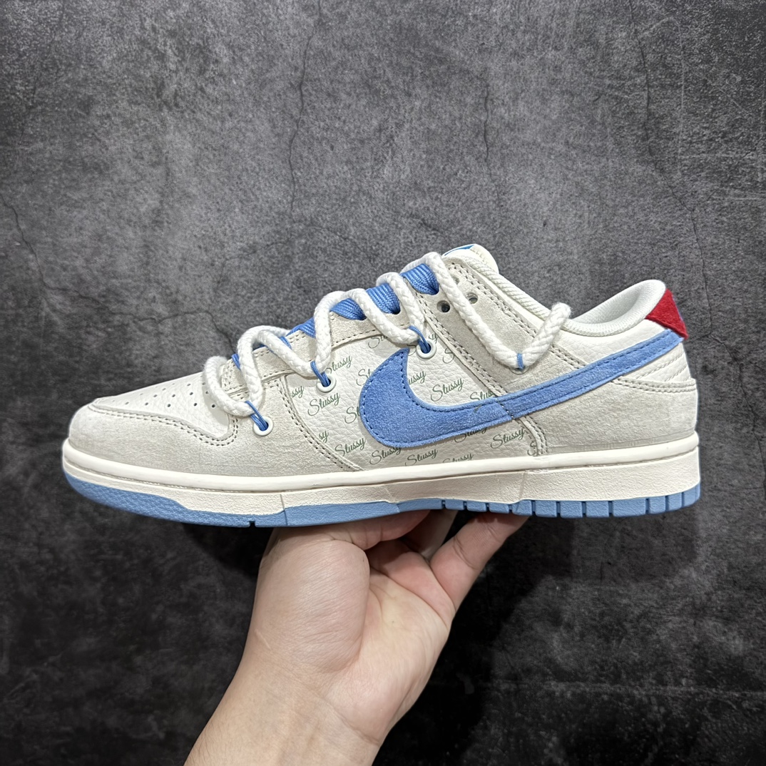 图片[2]-【定制版】Nike SB Dunk Low x Stussy 米蓝红绑带n纯原大厂出品 极力推荐n原装头层材料 独家版型蒸餾加工n帶來的是更好的视觉和脚感体验n大厂纯原品质出货 清洁度 电绣工艺皮料切割干净无任何毛边 细节完美 官方货号：SJ2068 279 尺码：36 36.5 37.5 38 38.5 39 40 40.5 41 42 42.5 43 44 44.5 45  编码：HXS340360-鞋库