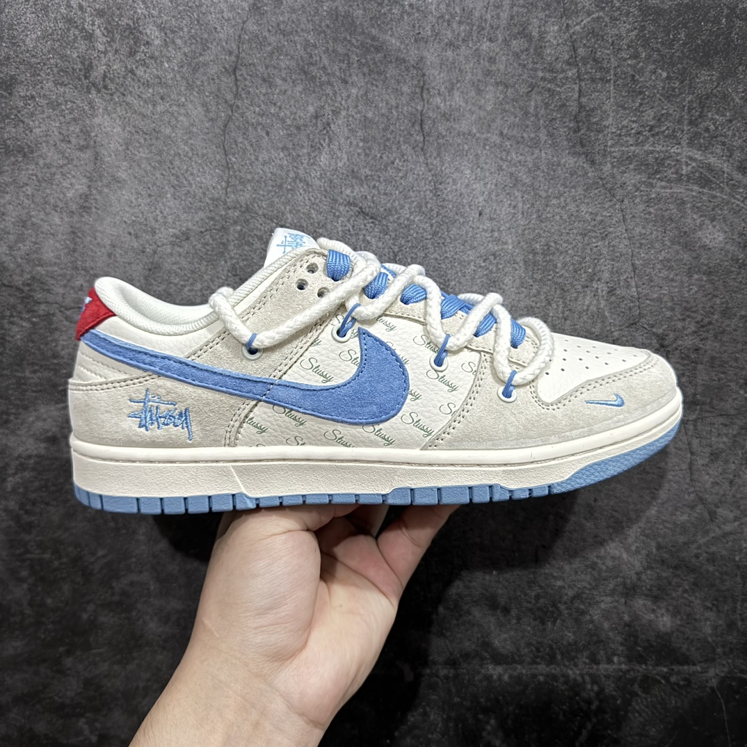 【定制版】Nike SB Dunk Low x Stussy 米蓝红绑带n纯原大厂出品 极力推荐n原装头层材料 独家版型蒸餾加工n帶來的是更好的视觉和脚感体验n大厂纯原品质出货 清洁度 电绣工艺皮料切割干净无任何毛边 细节完美 官方货号：SJ2068 279 尺码：36 36.5 37.5 38 38.5 39 40 40.5 41 42 42.5 43 44 44.5 45  编码：HXS340360-鞋库