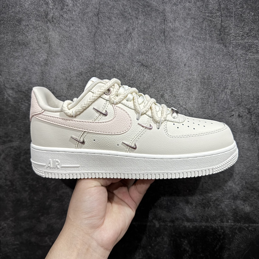 【公司级】Nk Air Force 1\’07 Low 粉色解构四勾 空军一号低帮休闲板鞋 FC8110-181rn#用解构绑带的设计去增加了鞋子的层次感，米色和粉色搭配，简约又百搭。r 尺码：36-45 编码：HXS310320-鞋库