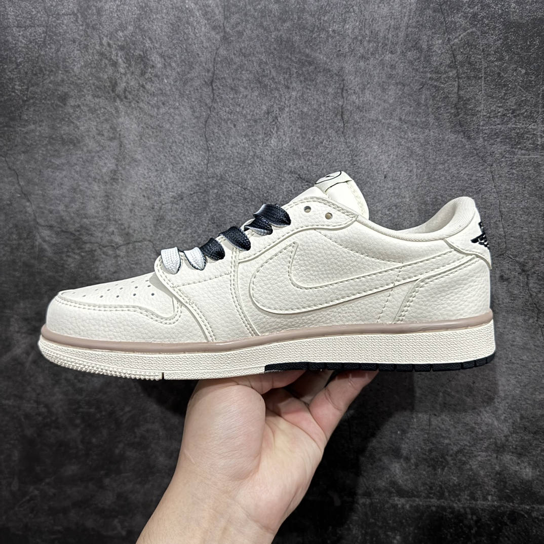 图片[2]-【定制版】Travis Scott x Fragment Design x Air Jordan 1 Low OG SP AJ1 乔1 闪电联名-米黑双拼底 低帮文化休闲板鞋 CF3688-018rn#多方联名合作融合了Travis Scott 独特的音乐风格，藤原浩个性的设计风格以及Jordan品牌的经典元素 使其成为一双具有独特身份和价值的鞋子 清新而立体的外观加上联名标识更突出了其独特身份 这种配色方案显示出活力和时尚感 在视觉上引人注目  鞋身的质感和细腻的细节处理使其显得高端而格调十足  这款“倒钩”联名是设计与创意完美结合  融合多方的个性风格是一款备受瞩目的潮流鞋款  低帮休闲板鞋 定制鞋盒 大厂纯原品质出货 超高清洁度 皮料切割干净无任何毛边 细节完美 r 尺码：36 36.5 37.5 38 38.5 39 40 40.5 41 42 42.5 43 44 44.5 45 编码：HXS320340-鞋库