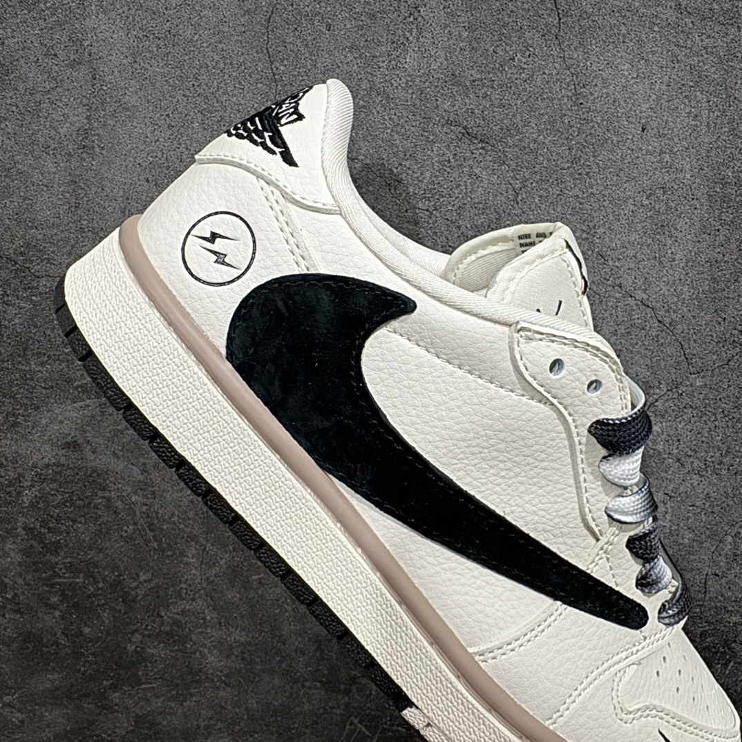 图片[7]-【定制版】Travis Scott x Fragment Design x Air Jordan 1 Low OG SP AJ1 乔1 闪电联名-米黑双拼底 低帮文化休闲板鞋 CF3688-018rn#多方联名合作融合了Travis Scott 独特的音乐风格，藤原浩个性的设计风格以及Jordan品牌的经典元素 使其成为一双具有独特身份和价值的鞋子 清新而立体的外观加上联名标识更突出了其独特身份 这种配色方案显示出活力和时尚感 在视觉上引人注目  鞋身的质感和细腻的细节处理使其显得高端而格调十足  这款“倒钩”联名是设计与创意完美结合  融合多方的个性风格是一款备受瞩目的潮流鞋款  低帮休闲板鞋 定制鞋盒 大厂纯原品质出货 超高清洁度 皮料切割干净无任何毛边 细节完美 r 尺码：36 36.5 37.5 38 38.5 39 40 40.5 41 42 42.5 43 44 44.5 45 编码：HXS320340-鞋库