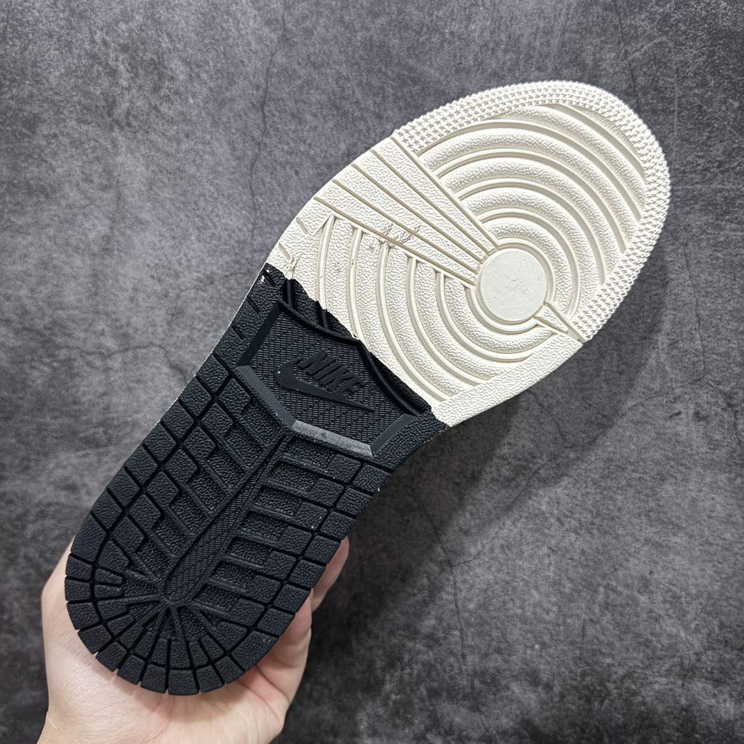 图片[9]-【定制版】Travis Scott x Fragment Design x Air Jordan 1 Low OG SP AJ1 乔1 闪电联名-米黑双拼底 低帮文化休闲板鞋 CF3688-018rn#多方联名合作融合了Travis Scott 独特的音乐风格，藤原浩个性的设计风格以及Jordan品牌的经典元素 使其成为一双具有独特身份和价值的鞋子 清新而立体的外观加上联名标识更突出了其独特身份 这种配色方案显示出活力和时尚感 在视觉上引人注目  鞋身的质感和细腻的细节处理使其显得高端而格调十足  这款“倒钩”联名是设计与创意完美结合  融合多方的个性风格是一款备受瞩目的潮流鞋款  低帮休闲板鞋 定制鞋盒 大厂纯原品质出货 超高清洁度 皮料切割干净无任何毛边 细节完美 r 尺码：36 36.5 37.5 38 38.5 39 40 40.5 41 42 42.5 43 44 44.5 45 编码：HXS320340-鞋库