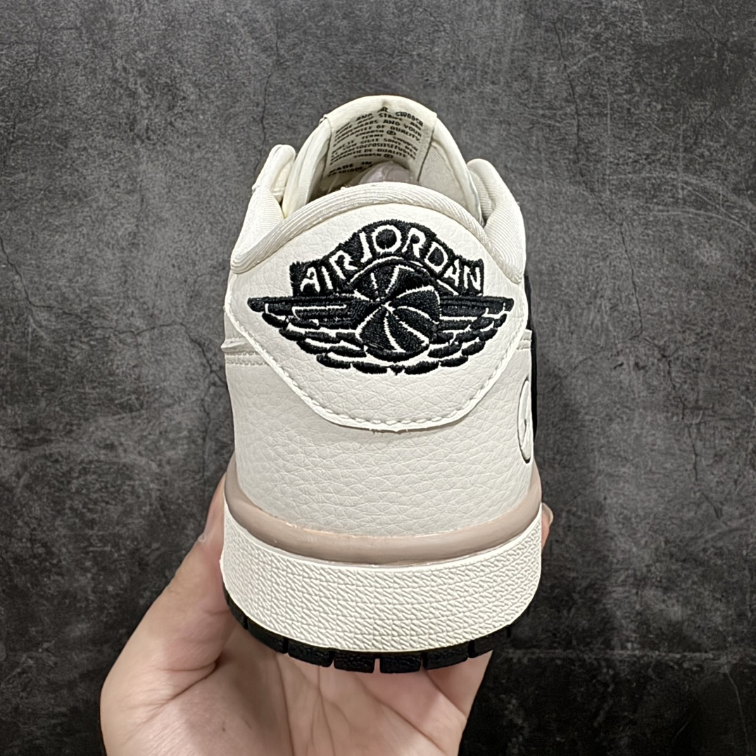 图片[4]-【定制版】Travis Scott x Fragment Design x Air Jordan 1 Low OG SP AJ1 乔1 闪电联名-米黑双拼底 低帮文化休闲板鞋 CF3688-018rn#多方联名合作融合了Travis Scott 独特的音乐风格，藤原浩个性的设计风格以及Jordan品牌的经典元素 使其成为一双具有独特身份和价值的鞋子 清新而立体的外观加上联名标识更突出了其独特身份 这种配色方案显示出活力和时尚感 在视觉上引人注目  鞋身的质感和细腻的细节处理使其显得高端而格调十足  这款“倒钩”联名是设计与创意完美结合  融合多方的个性风格是一款备受瞩目的潮流鞋款  低帮休闲板鞋 定制鞋盒 大厂纯原品质出货 超高清洁度 皮料切割干净无任何毛边 细节完美 r 尺码：36 36.5 37.5 38 38.5 39 40 40.5 41 42 42.5 43 44 44.5 45 编码：HXS320340-鞋库