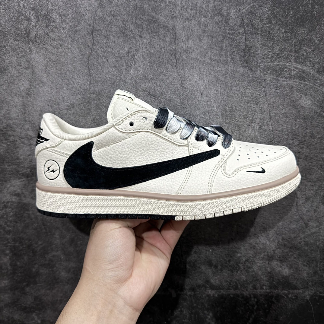 【定制版】Travis Scott x Fragment Design x Air Jordan 1 Low OG SP AJ1 乔1 闪电联名-米黑双拼底 低帮文化休闲板鞋 CF3688-018rn#多方联名合作融合了Travis Scott 独特的音乐风格，藤原浩个性的设计风格以及Jordan品牌的经典元素 使其成为一双具有独特身份和价值的鞋子 清新而立体的外观加上联名标识更突出了其独特身份 这种配色方案显示出活力和时尚感 在视觉上引人注目  鞋身的质感和细腻的细节处理使其显得高端而格调十足  这款“倒钩”联名是设计与创意完美结合  融合多方的个性风格是一款备受瞩目的潮流鞋款  低帮休闲板鞋 定制鞋盒 大厂纯原品质出货 超高清洁度 皮料切割干净无任何毛边 细节完美 r 尺码：36 36.5 37.5 38 38.5 39 40 40.5 41 42 42.5 43 44 44.5 45 编码：HXS320340-鞋库