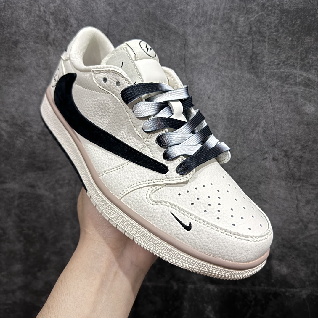 图片[3]-【定制版】Travis Scott x Fragment Design x Air Jordan 1 Low OG SP AJ1 乔1 闪电联名-米黑双拼底 低帮文化休闲板鞋 CF3688-018rn#多方联名合作融合了Travis Scott 独特的音乐风格，藤原浩个性的设计风格以及Jordan品牌的经典元素 使其成为一双具有独特身份和价值的鞋子 清新而立体的外观加上联名标识更突出了其独特身份 这种配色方案显示出活力和时尚感 在视觉上引人注目  鞋身的质感和细腻的细节处理使其显得高端而格调十足  这款“倒钩”联名是设计与创意完美结合  融合多方的个性风格是一款备受瞩目的潮流鞋款  低帮休闲板鞋 定制鞋盒 大厂纯原品质出货 超高清洁度 皮料切割干净无任何毛边 细节完美 r 尺码：36 36.5 37.5 38 38.5 39 40 40.5 41 42 42.5 43 44 44.5 45 编码：HXS320340-鞋库