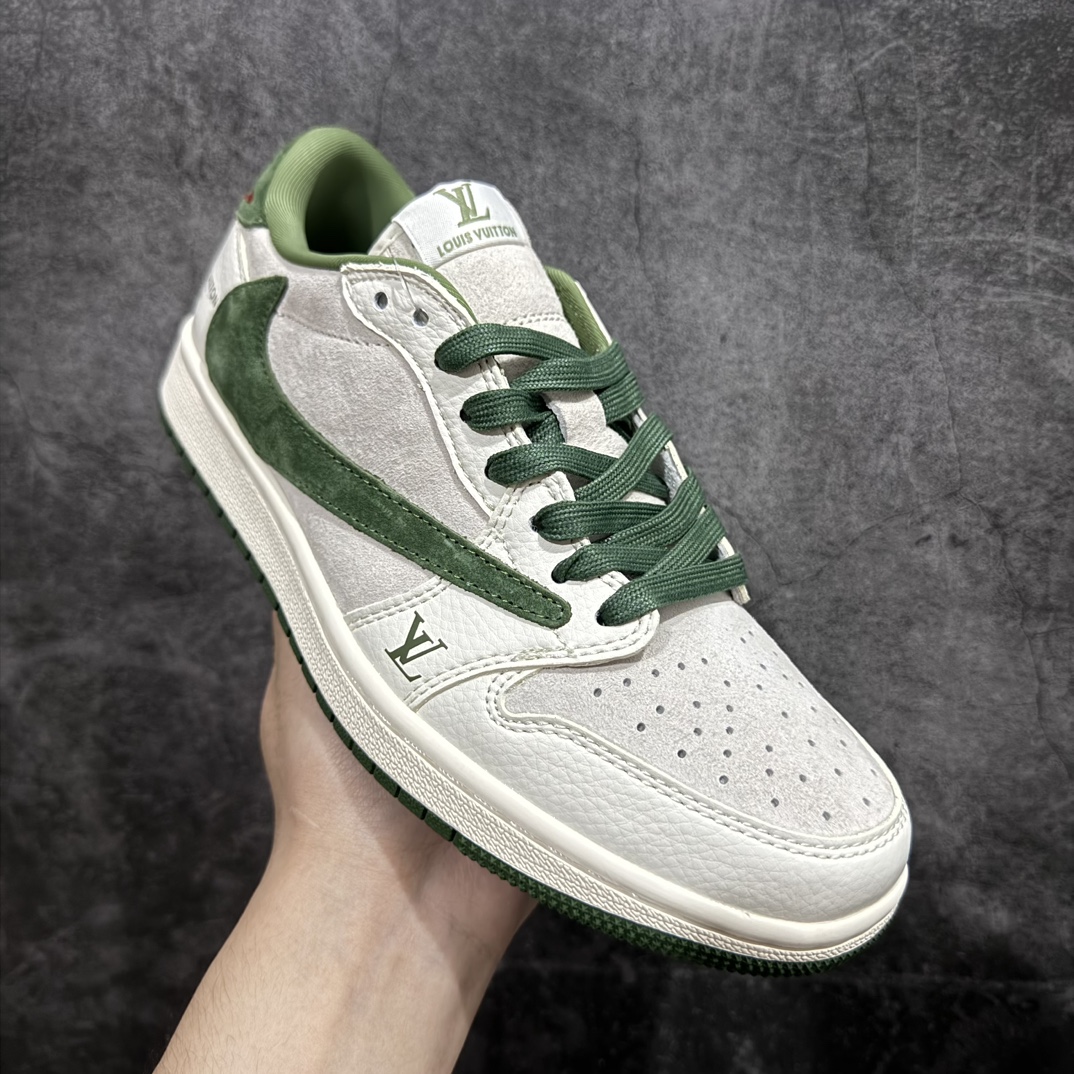 图片[3]-【定制版】Travis Scott x Fragment Design x Air Jordan 1 Low OG SP AJ1 乔1 LV联名-灰绿猪八 低帮文化休闲板鞋 XZ1268-005rn#多方联名合作融合了Travis Scott 独特的音乐风格，藤原浩个性的设计风格以及Jordan品牌的经典元素 使其成为一双具有独特身份和价值的鞋子 清新而立体的外观加上联名标识更突出了其独特身份 这种配色方案显示出活力和时尚感 在视觉上引人注目  鞋身的质感和细腻的细节处理使其显得高端而格调十足  这款“倒钩”联名是设计与创意完美结合  融合多方的个性风格是一款备受瞩目的潮流鞋款  低帮休闲板鞋 定制鞋盒 大厂纯原品质出货 超高清洁度 皮料切割干净无任何毛边 细节完美 r 尺码：36 36.5 37.5 38 38.5 39 40 40.5 41 42 42.5 43 44 44.5 45  编码：HXS320340-鞋库