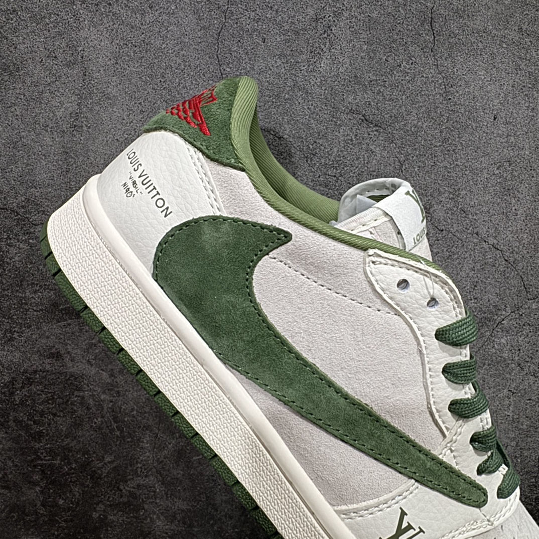 图片[7]-【定制版】Travis Scott x Fragment Design x Air Jordan 1 Low OG SP AJ1 乔1 LV联名-灰绿猪八 低帮文化休闲板鞋 XZ1268-005rn#多方联名合作融合了Travis Scott 独特的音乐风格，藤原浩个性的设计风格以及Jordan品牌的经典元素 使其成为一双具有独特身份和价值的鞋子 清新而立体的外观加上联名标识更突出了其独特身份 这种配色方案显示出活力和时尚感 在视觉上引人注目  鞋身的质感和细腻的细节处理使其显得高端而格调十足  这款“倒钩”联名是设计与创意完美结合  融合多方的个性风格是一款备受瞩目的潮流鞋款  低帮休闲板鞋 定制鞋盒 大厂纯原品质出货 超高清洁度 皮料切割干净无任何毛边 细节完美 r 尺码：36 36.5 37.5 38 38.5 39 40 40.5 41 42 42.5 43 44 44.5 45  编码：HXS320340-鞋库