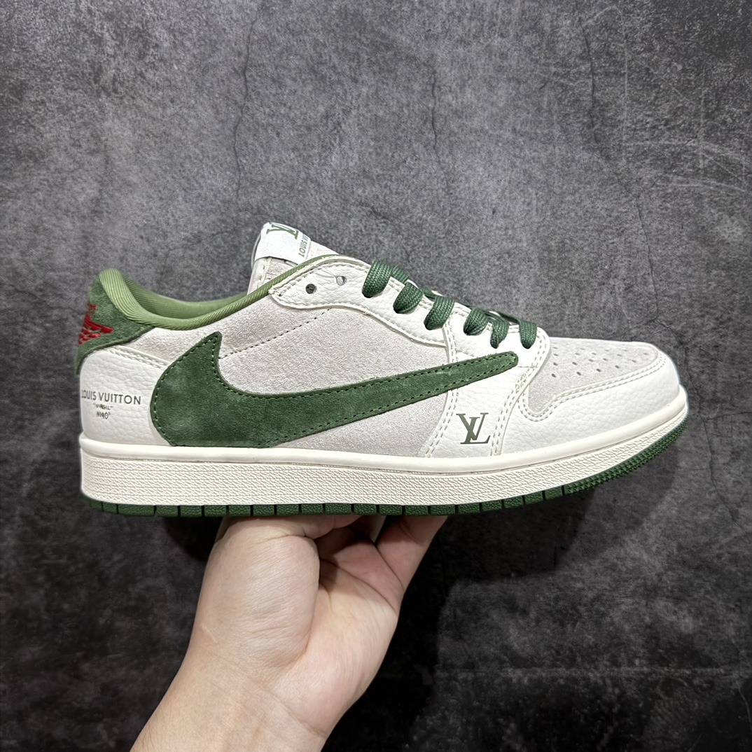 【定制版】Travis Scott x Fragment Design x Air Jordan 1 Low OG SP AJ1 乔1 LV联名-灰绿猪八 低帮文化休闲板鞋 XZ1268-005rn#多方联名合作融合了Travis Scott 独特的音乐风格，藤原浩个性的设计风格以及Jordan品牌的经典元素 使其成为一双具有独特身份和价值的鞋子 清新而立体的外观加上联名标识更突出了其独特身份 这种配色方案显示出活力和时尚感 在视觉上引人注目  鞋身的质感和细腻的细节处理使其显得高端而格调十足  这款“倒钩”联名是设计与创意完美结合  融合多方的个性风格是一款备受瞩目的潮流鞋款  低帮休闲板鞋 定制鞋盒 大厂纯原品质出货 超高清洁度 皮料切割干净无任何毛边 细节完美 r 尺码：36 36.5 37.5 38 38.5 39 40 40.5 41 42 42.5 43 44 44.5 45  编码：HXS320340-鞋库