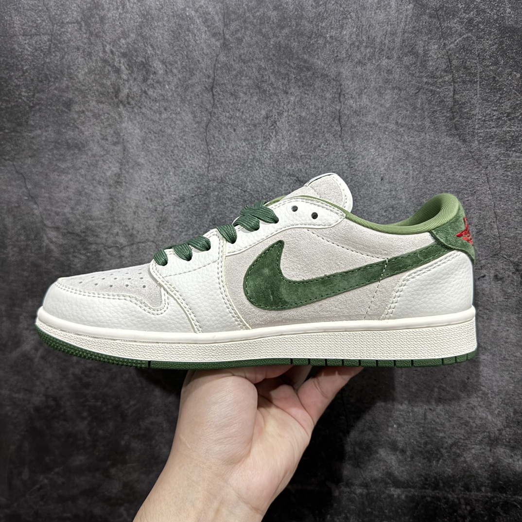 图片[2]-【定制版】Travis Scott x Fragment Design x Air Jordan 1 Low OG SP AJ1 乔1 LV联名-灰绿猪八 低帮文化休闲板鞋 XZ1268-005rn#多方联名合作融合了Travis Scott 独特的音乐风格，藤原浩个性的设计风格以及Jordan品牌的经典元素 使其成为一双具有独特身份和价值的鞋子 清新而立体的外观加上联名标识更突出了其独特身份 这种配色方案显示出活力和时尚感 在视觉上引人注目  鞋身的质感和细腻的细节处理使其显得高端而格调十足  这款“倒钩”联名是设计与创意完美结合  融合多方的个性风格是一款备受瞩目的潮流鞋款  低帮休闲板鞋 定制鞋盒 大厂纯原品质出货 超高清洁度 皮料切割干净无任何毛边 细节完美 r 尺码：36 36.5 37.5 38 38.5 39 40 40.5 41 42 42.5 43 44 44.5 45  编码：HXS320340-鞋库