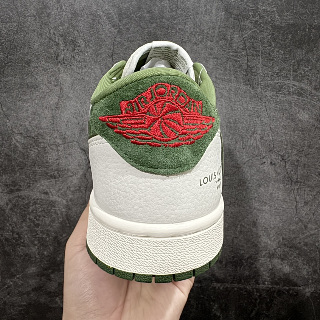 图片[4]-【定制版】Travis Scott x Fragment Design x Air Jordan 1 Low OG SP AJ1 乔1 LV联名-灰绿猪八 低帮文化休闲板鞋 XZ1268-005rn#多方联名合作融合了Travis Scott 独特的音乐风格，藤原浩个性的设计风格以及Jordan品牌的经典元素 使其成为一双具有独特身份和价值的鞋子 清新而立体的外观加上联名标识更突出了其独特身份 这种配色方案显示出活力和时尚感 在视觉上引人注目  鞋身的质感和细腻的细节处理使其显得高端而格调十足  这款“倒钩”联名是设计与创意完美结合  融合多方的个性风格是一款备受瞩目的潮流鞋款  低帮休闲板鞋 定制鞋盒 大厂纯原品质出货 超高清洁度 皮料切割干净无任何毛边 细节完美 r 尺码：36 36.5 37.5 38 38.5 39 40 40.5 41 42 42.5 43 44 44.5 45  编码：HXS320340-鞋库