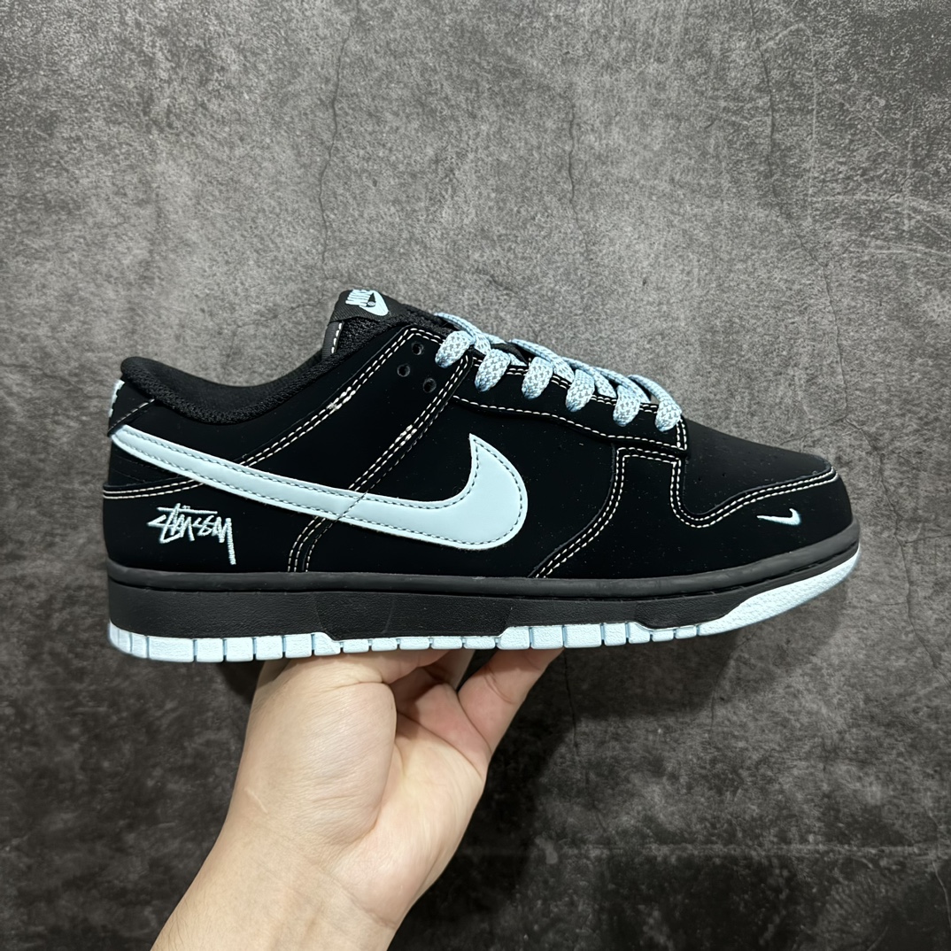 【定制版】Nk SB Dunk Low 斯图西系列-黑色蓝勾 周年高端定制 低帮休闲板鞋 KK1888-012n定制鞋盒 大厂纯原品质出货 超高清洁度 皮料切割干净无任何毛边 细节完美   尺码：36 36.5 37.5 38 38.5 39 40 40.5 41 42 42.5 43 44 44.5 45 编码：HXS320340-鞋库