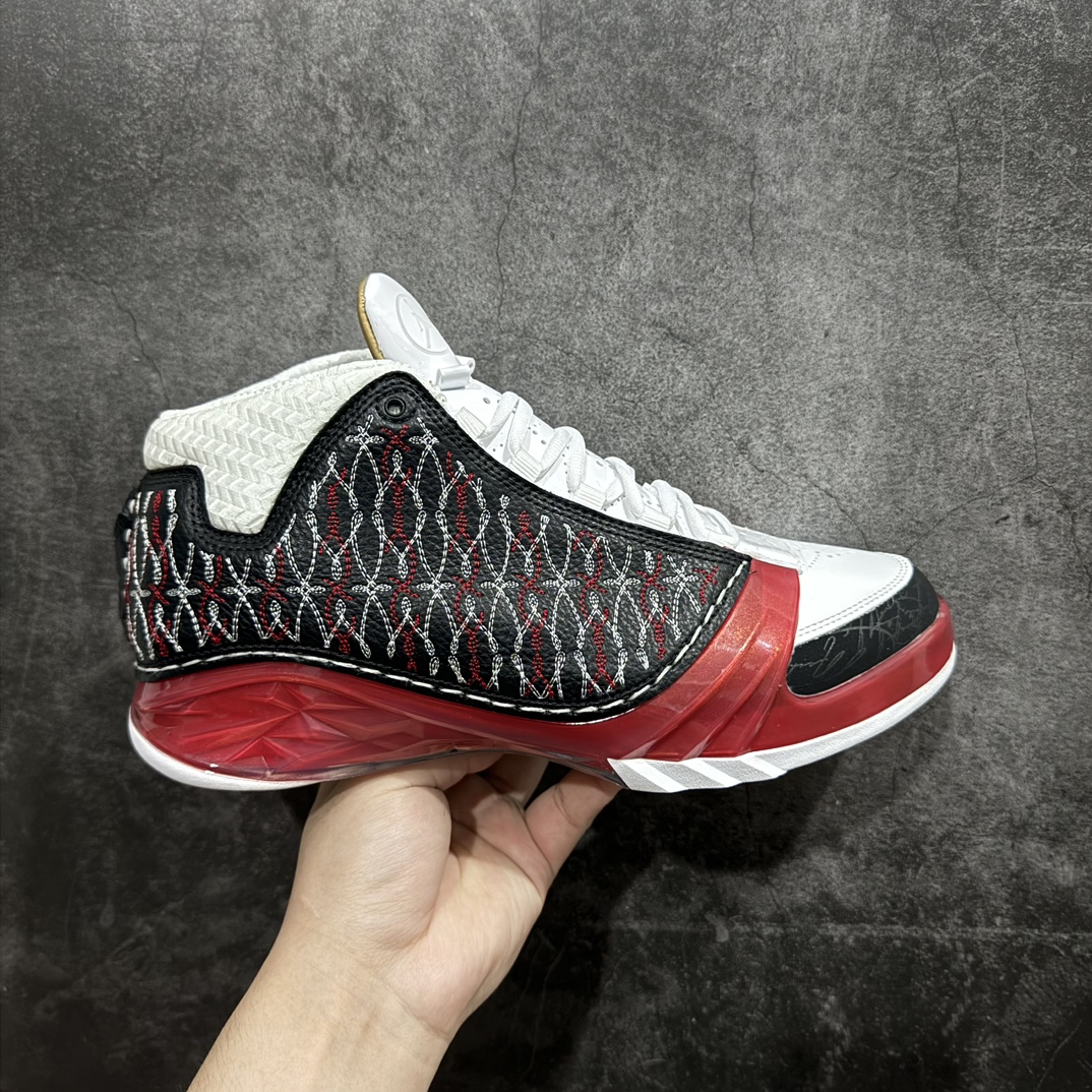 【外贸版】Air Jordan 23 \”Chicago Bulls\” 高帮 黑红公牛 AJ23 乔丹23代 aj23 乔23 高邦 黑红色 乔丹篮球鞋系列 鞋身采用黑白红的配色方案，大面积的黑色皮革鞋身银色车线结合，带来奢华的质感以及震撼的视觉冲击，通过鞋身中部银色车线映出中底红色TPU包裹框架，加上鞋头延伸至鞋舌上白色斑点点缀，整体既吸睛又耐看；鞋舌上Jumpman Logo辅以雕刻呈现，鞋帮处采用编织织物，是整双鞋的亮点之一。 货号：318376-061 尺码：40 40.5 41 42 42.5 43 44 44.5 45 46 47.5  编码：XZ500520-鞋库