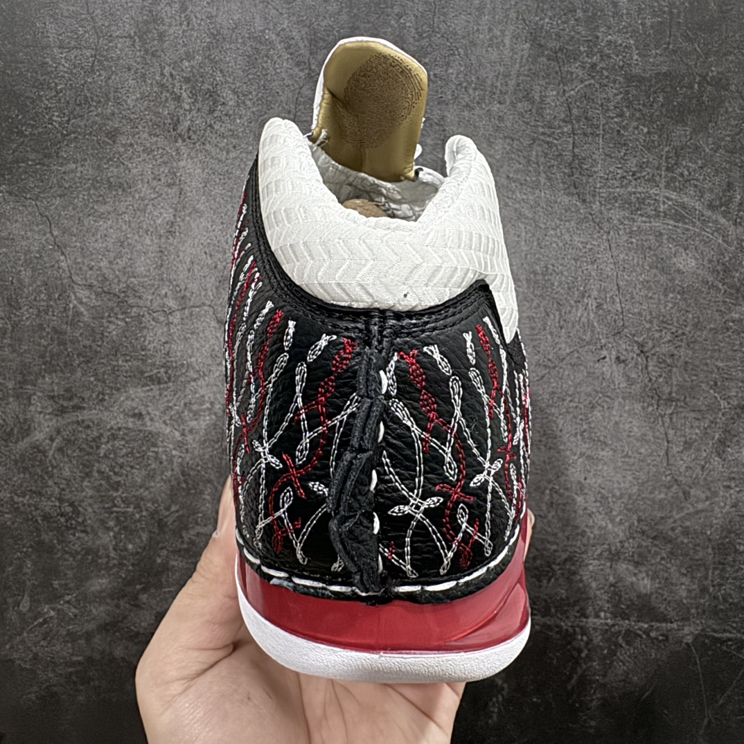 图片[4]-【外贸版】Air Jordan 23 \”Chicago Bulls\” 高帮 黑红公牛 AJ23 乔丹23代 aj23 乔23 高邦 黑红色 乔丹篮球鞋系列 鞋身采用黑白红的配色方案，大面积的黑色皮革鞋身银色车线结合，带来奢华的质感以及震撼的视觉冲击，通过鞋身中部银色车线映出中底红色TPU包裹框架，加上鞋头延伸至鞋舌上白色斑点点缀，整体既吸睛又耐看；鞋舌上Jumpman Logo辅以雕刻呈现，鞋帮处采用编织织物，是整双鞋的亮点之一。 货号：318376-061 尺码：40 40.5 41 42 42.5 43 44 44.5 45 46 47.5  编码：XZ500520-鞋库