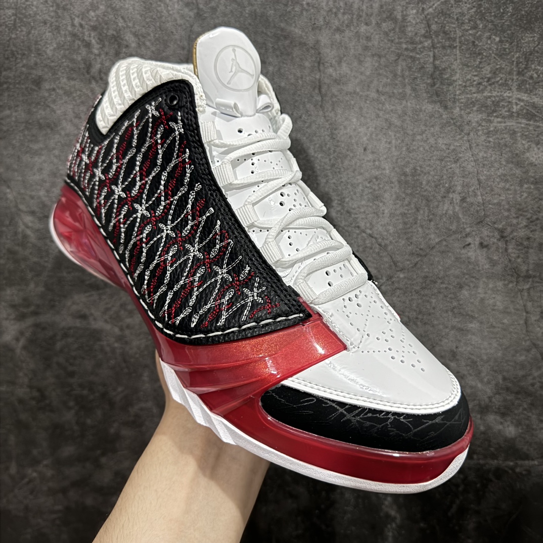 图片[3]-【外贸版】Air Jordan 23 \”Chicago Bulls\” 高帮 黑红公牛 AJ23 乔丹23代 aj23 乔23 高邦 黑红色 乔丹篮球鞋系列 鞋身采用黑白红的配色方案，大面积的黑色皮革鞋身银色车线结合，带来奢华的质感以及震撼的视觉冲击，通过鞋身中部银色车线映出中底红色TPU包裹框架，加上鞋头延伸至鞋舌上白色斑点点缀，整体既吸睛又耐看；鞋舌上Jumpman Logo辅以雕刻呈现，鞋帮处采用编织织物，是整双鞋的亮点之一。 货号：318376-061 尺码：40 40.5 41 42 42.5 43 44 44.5 45 46 47.5  编码：XZ500520-鞋库