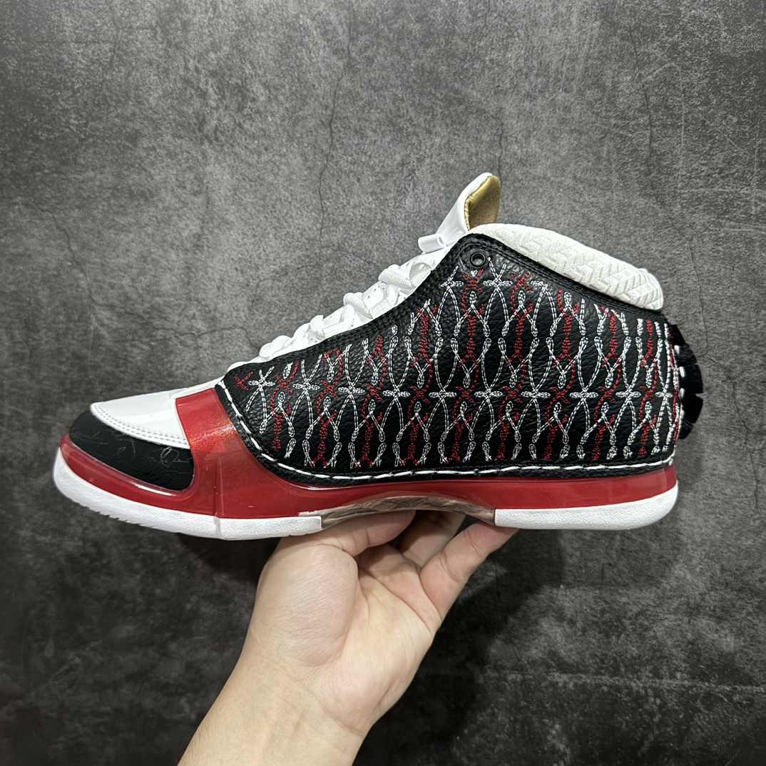 图片[2]-【外贸版】Air Jordan 23 \”Chicago Bulls\” 高帮 黑红公牛 AJ23 乔丹23代 aj23 乔23 高邦 黑红色 乔丹篮球鞋系列 鞋身采用黑白红的配色方案，大面积的黑色皮革鞋身银色车线结合，带来奢华的质感以及震撼的视觉冲击，通过鞋身中部银色车线映出中底红色TPU包裹框架，加上鞋头延伸至鞋舌上白色斑点点缀，整体既吸睛又耐看；鞋舌上Jumpman Logo辅以雕刻呈现，鞋帮处采用编织织物，是整双鞋的亮点之一。 货号：318376-061 尺码：40 40.5 41 42 42.5 43 44 44.5 45 46 47.5  编码：XZ500520-鞋库