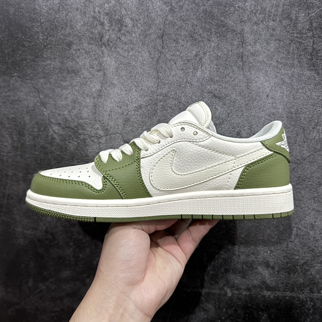 图片[2]-【定制版】Travis Scott x Nike Air Jordan 1 Low x BURBERRY 米绿nAir Jordan 1 Low 反转米绿倒钩 纯原版本n全鞋采用原装头层皮，用料扎实 精雕细琢n鞋型极致还原 飞翼3D打印改良 深度立体四线中底拉帮皮料选材 钢印 背胶一应俱全 全新批次 原装原模大底全鞋原厂定制皮料，手感细腻正确折边工艺 完美细节诠释 官方货号：QY0966 115 Size：36 36.5 37.5 38 38.5 39 40 40.5 41 42 42.5 43 44 44.5 45 编码：CC280300-鞋库